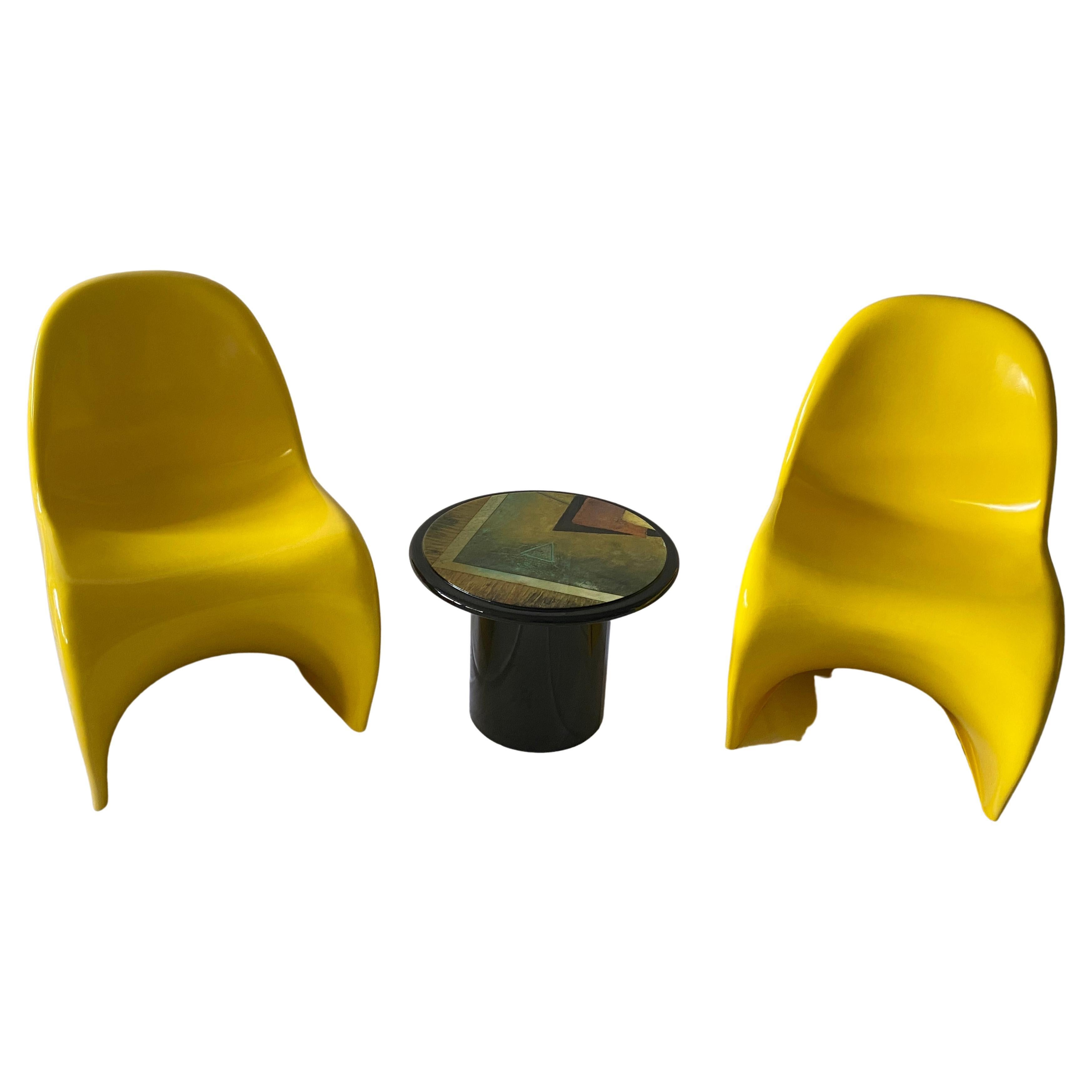 Chaises d'appoint intemporelles en porte-à-faux, conçues par Verner Panton en 1959. Conception de haute qualité en fibre de verre. État unique, retouché. 

Notre paire de chaises Panton en porte-à-faux est d'un jaune doré étonnant, la couleur
