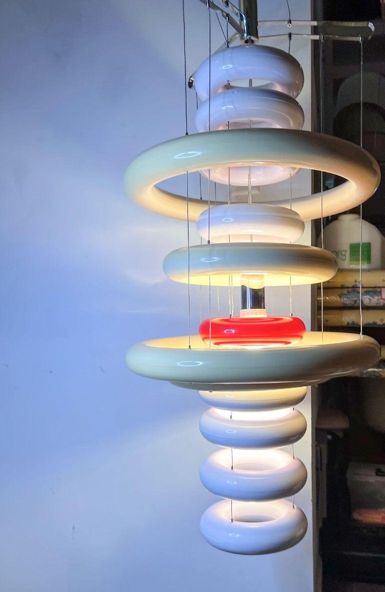 Verner Panton Verpan UFO Kronleuchter, weiß, rot, Chrom, Dänemark, 1975, 2015. Der 1975 entworfene ikonische UFO-Kronleuchter von Panton wurde in verschiedenen Versionen, aber in sehr kleinen Serien hergestellt. Das ausgeklügelte Design besteht aus
