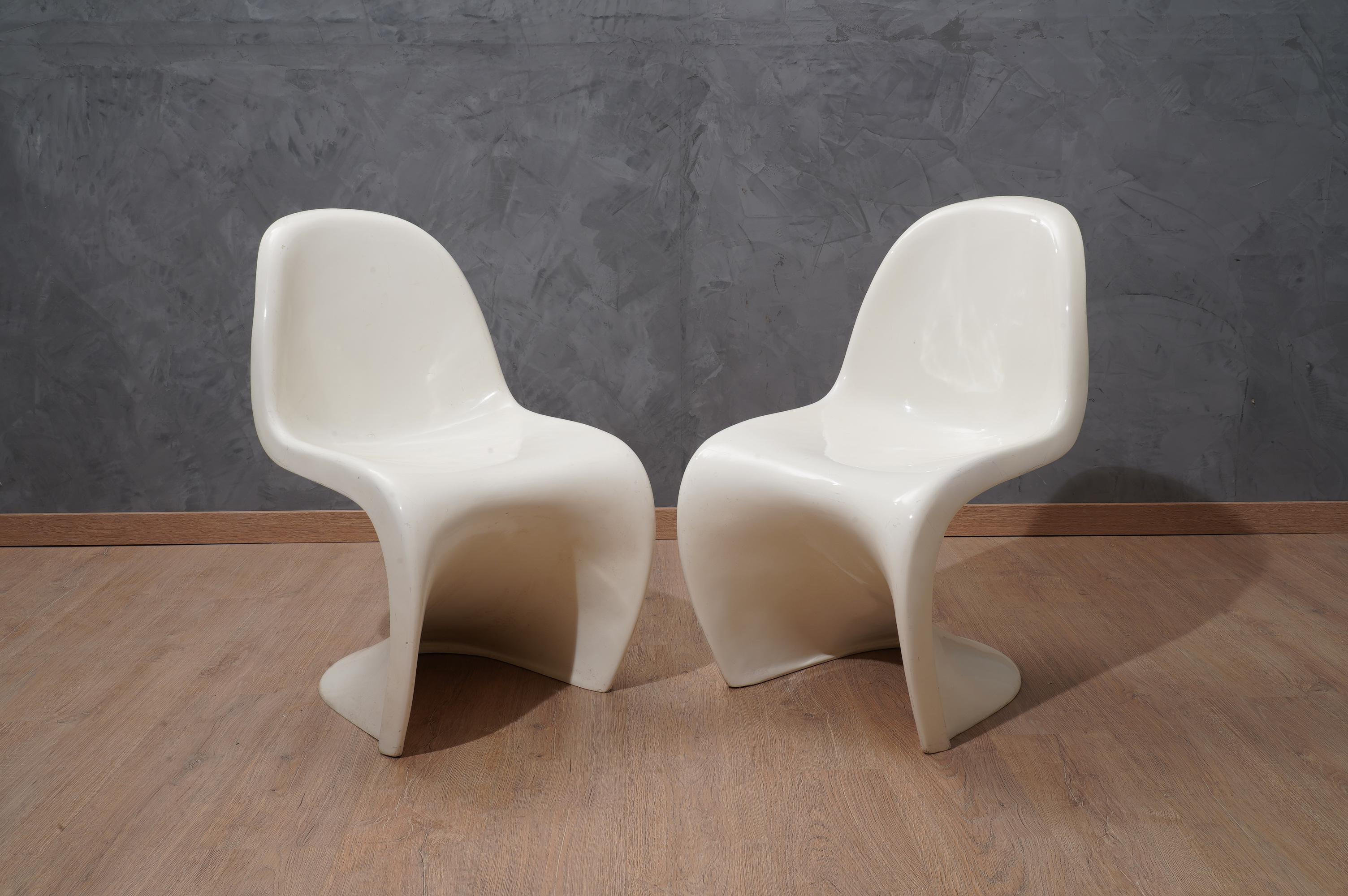 Four classic and original chairs from the Verner Panton line, with a strong white color, perfect and with very few traces of use. Comfortable and original for your cozy home they will make a great impression around your beautiful table, both in the
