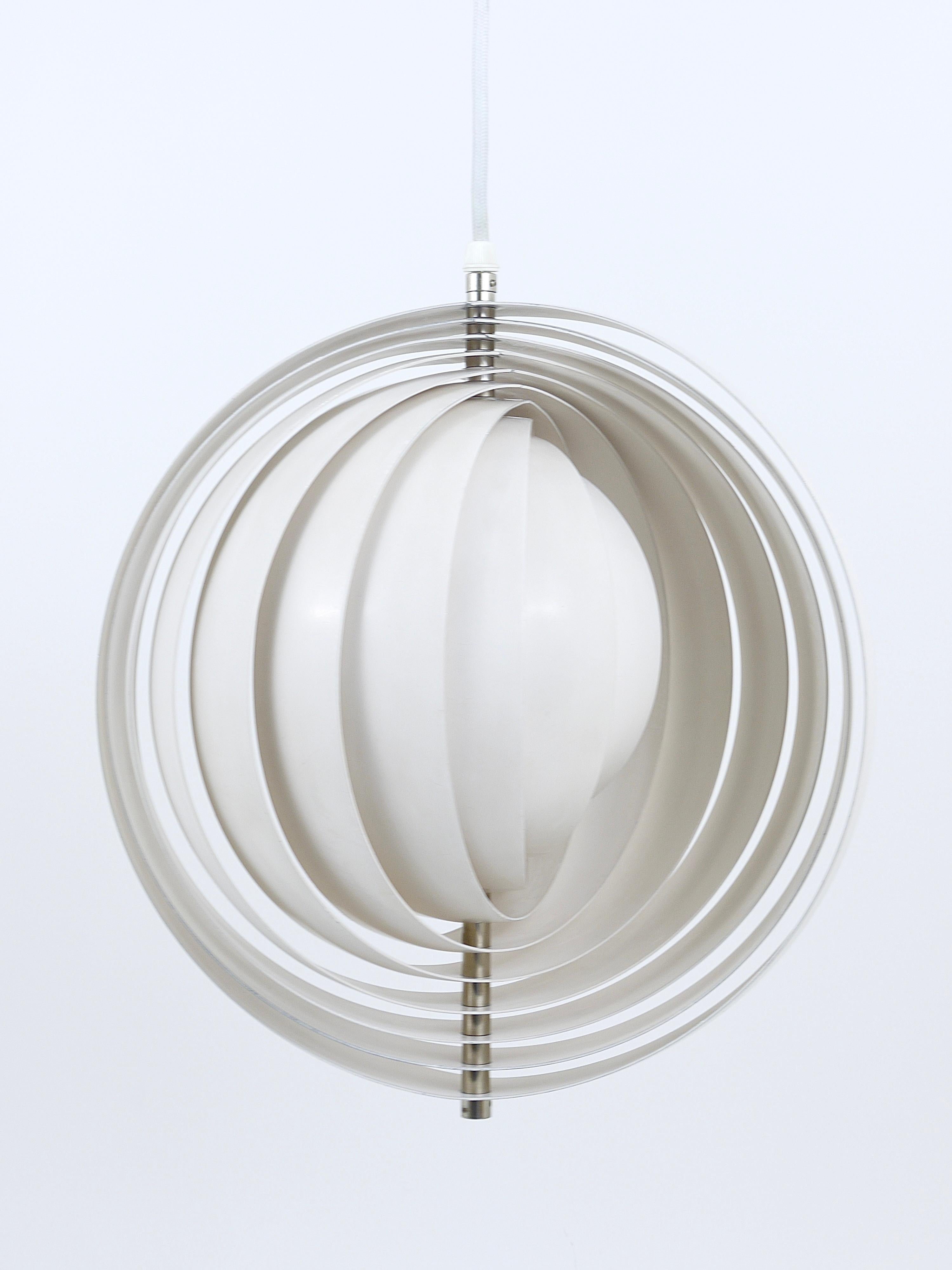An early model of the iconic Space Age mid-century moon lamp, also known as the visor pendant lamp, designed by Verner Panton in the 1960s and executed by Louis Poulsen, Denmark. This piece consists of ten white, rotatable, enameled metal blade