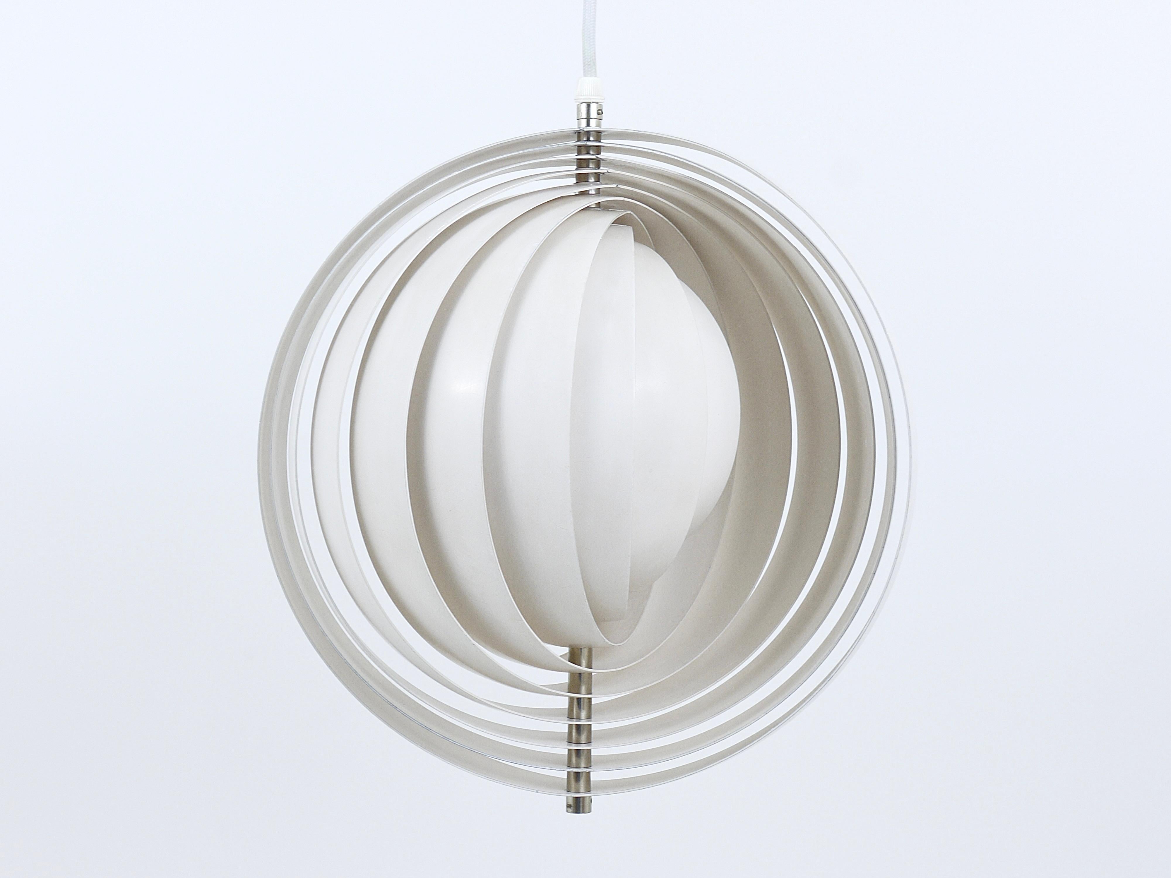 Verner Panton White Moon Lamp Visor Lamp, Op-Art, Louis Poulsen, Denmark, 1960s In Good Condition For Sale In Vienna, AT