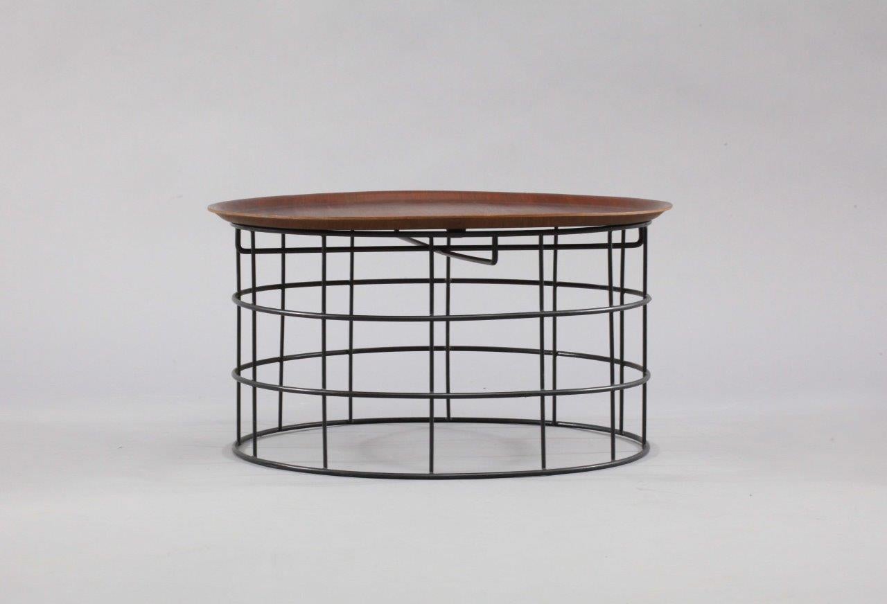 Tavolino in filo metallico,
Verner Panton,
Danimarca, 1960.
Base in filo di ferro, piastra in teak.
