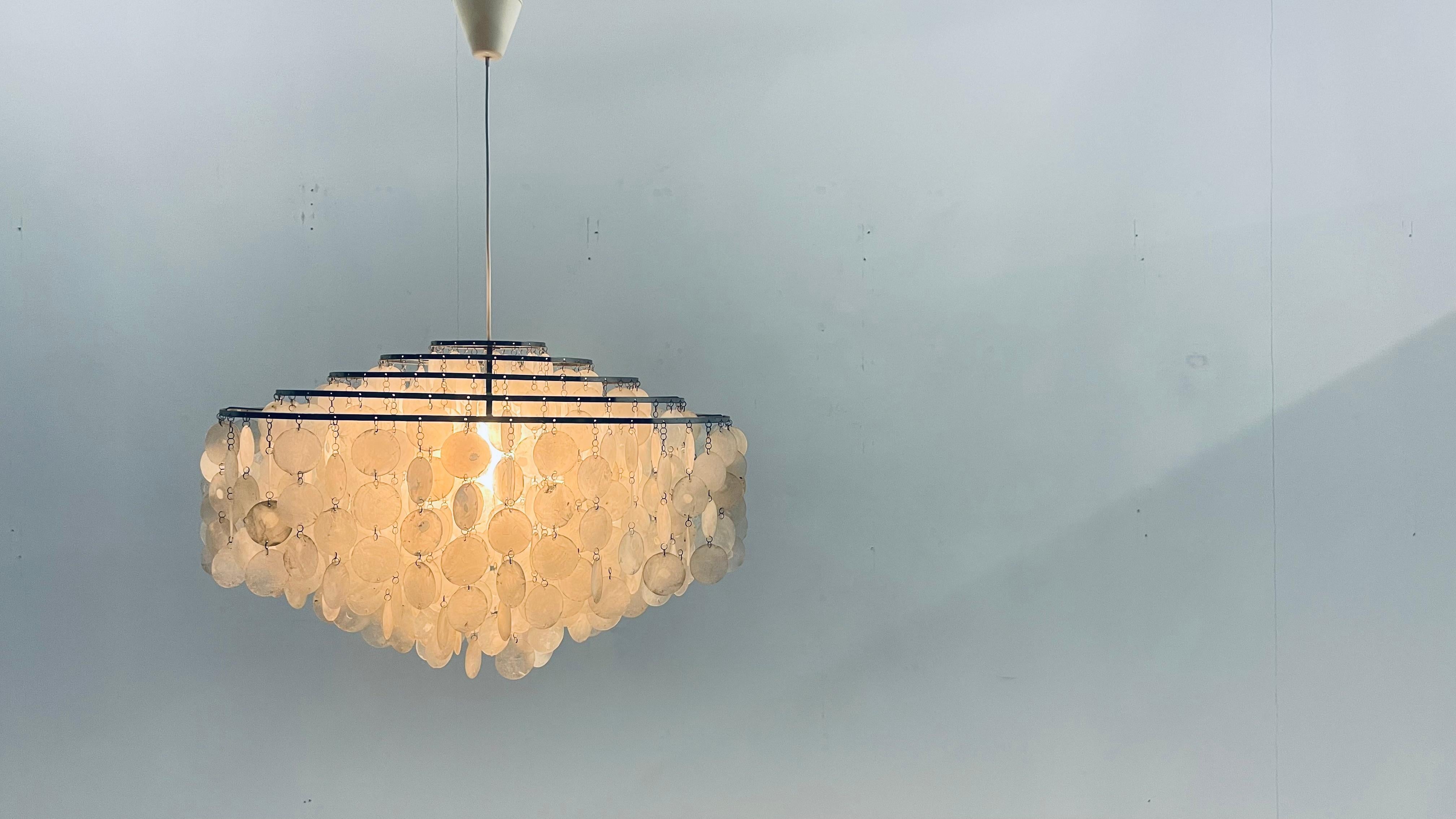Conçue à l'origine dans les années 1960, l'emblématique suspension Fun 11DM du légendaire designer danois Verner Panton est un exemple stupéfiant de la capacité de Panton à mélanger des éléments organiques avec une esthétique moderniste.

La Nature