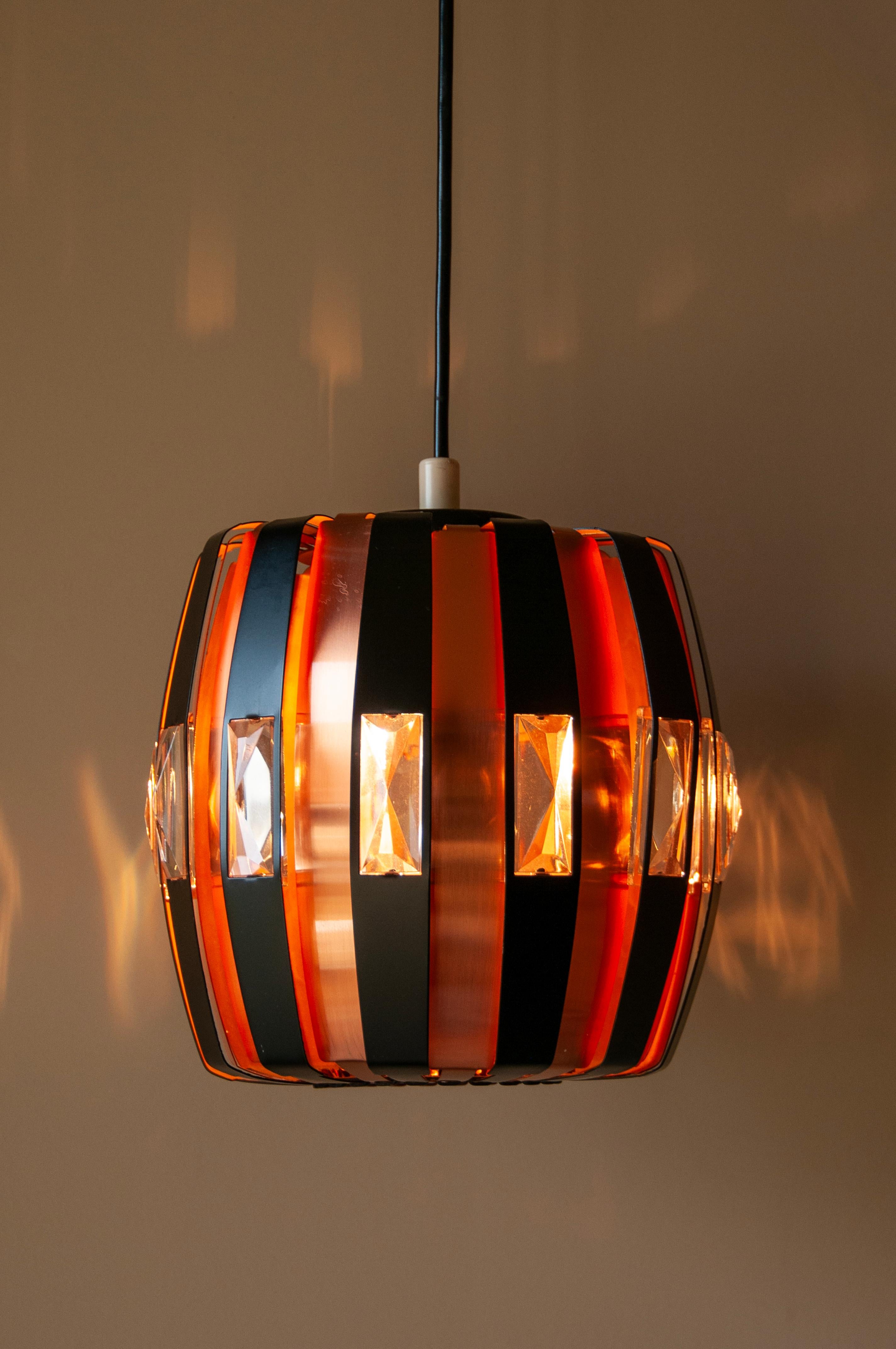 Élevez votre espace avec l'élégance intemporelle de la lampe à suspension L20 Coronell Elegro Copper, une quintessence du design Modern du milieu du siècle, créée par le visionnaire Werner Schou.

Fabrication exquise : Cette lampe suspendue L20 est