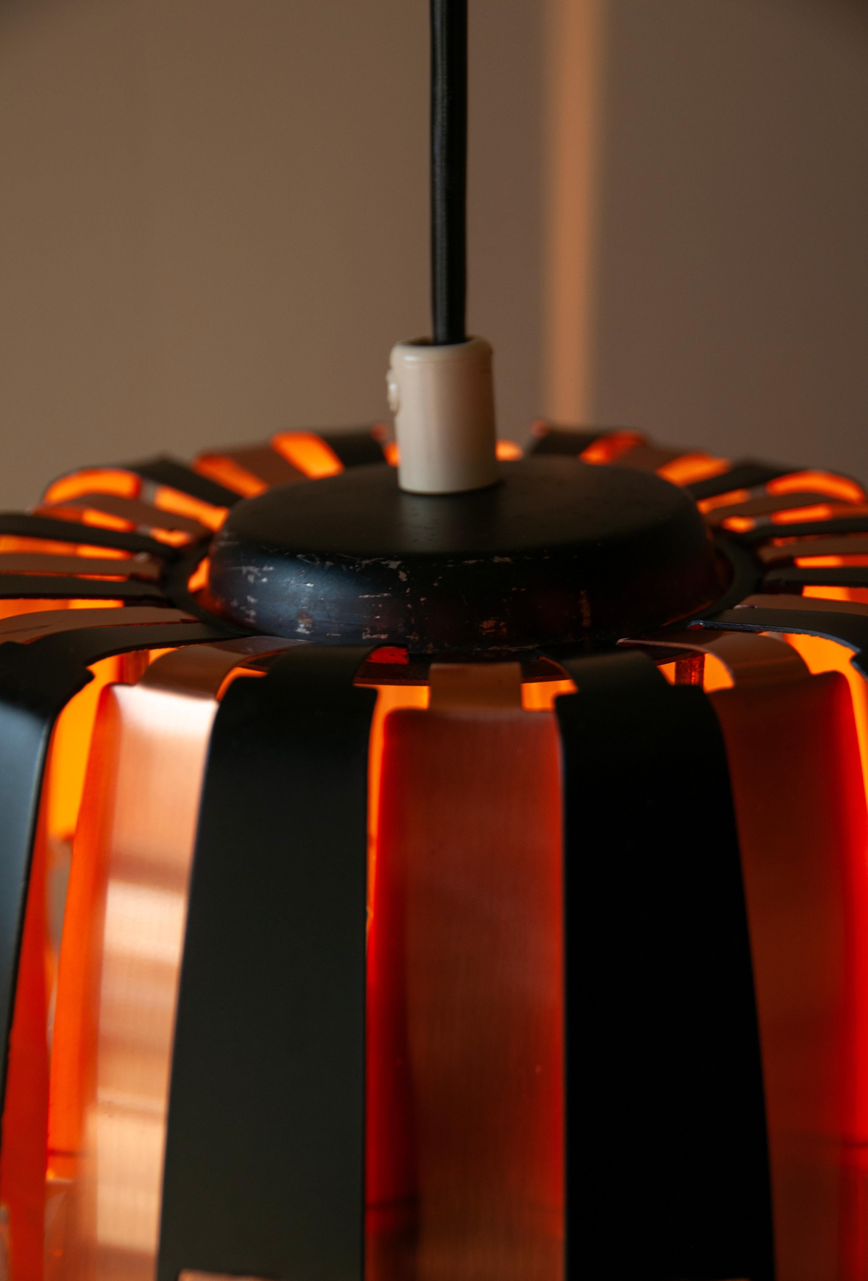 Verner Schou Design : Lampe à suspension en cuivre L20 avec prisme en verre, origine danoise Bon état - En vente à Søgne, NO