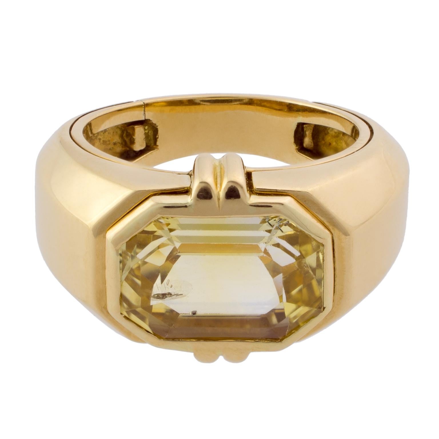 Verney ring in gold centered by an octogonal yellow sapphire with an approximate weight of 5.57 carats.
Size: Swiss 13, French 53, US 6 1/2