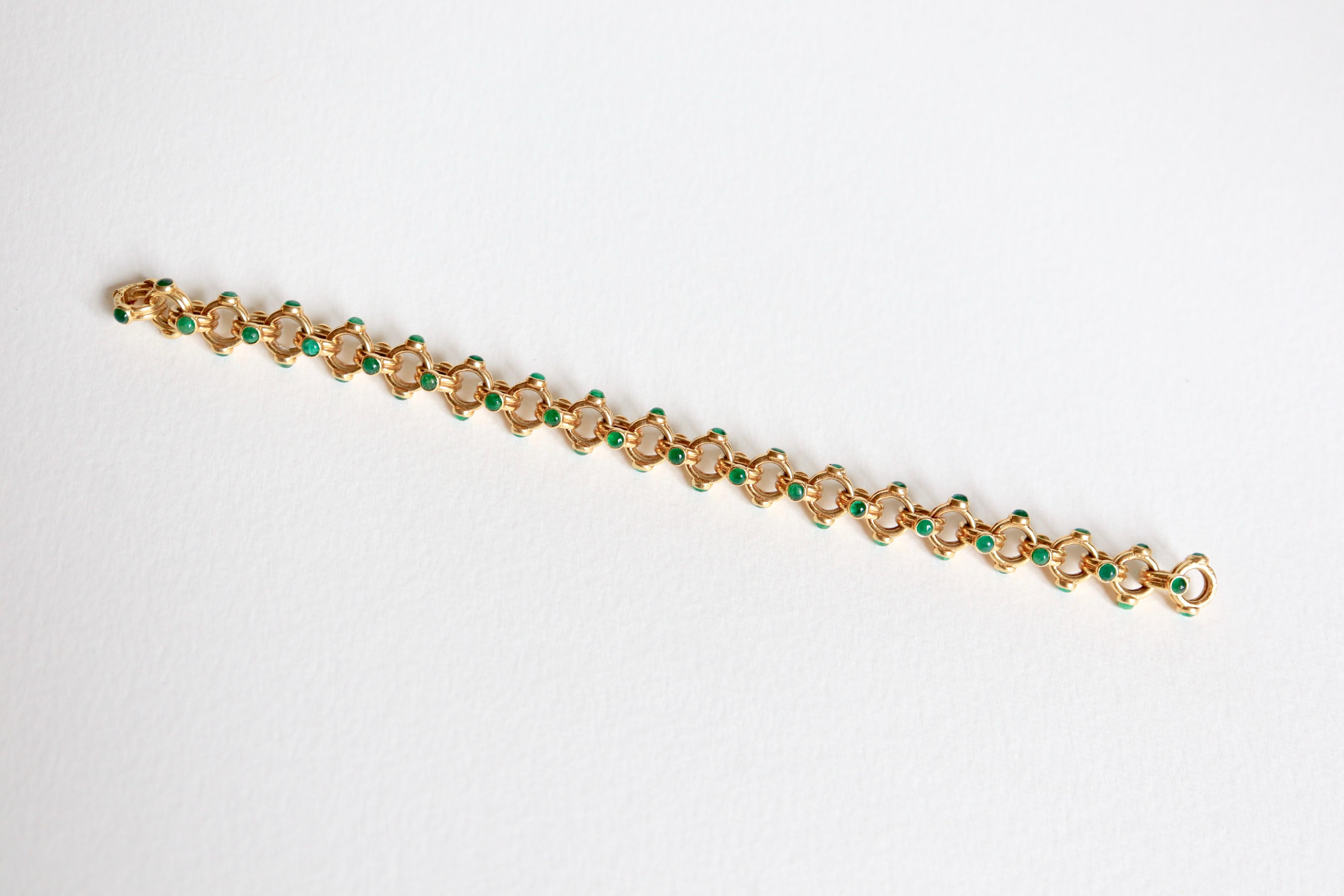 VERNEY POIRAY Bracelet in 18 Carat yellow Gold and Emeralds 1970's
18 kt yellow Gold Bracelet 36 entwined Rings Crimping two Cabochon Emeralds each.
Signed and numbered: POIRAY 830484 and VERNEY
Width: 1 cm Length: 19 cm Gross weight: 51 g