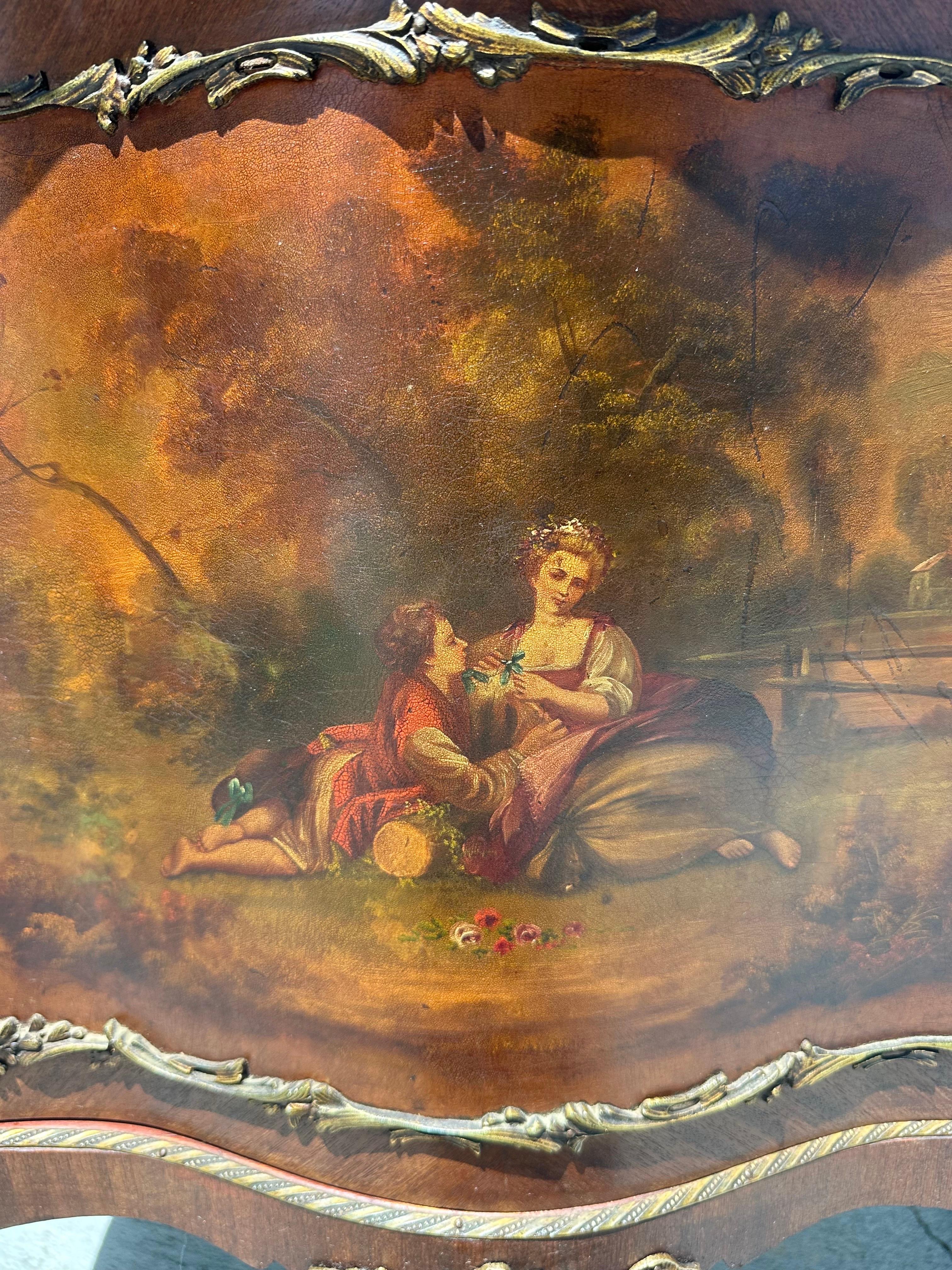 Vernis Martin French Antique Commode Chest Piano in marmo

Affascinante credenza in stile Louis XV francese dell'inizio del XX secolo, realizzata in Vernis Martin con piano in marmo variegato rosso e decorazioni in bronzo dorato. Presenta tre