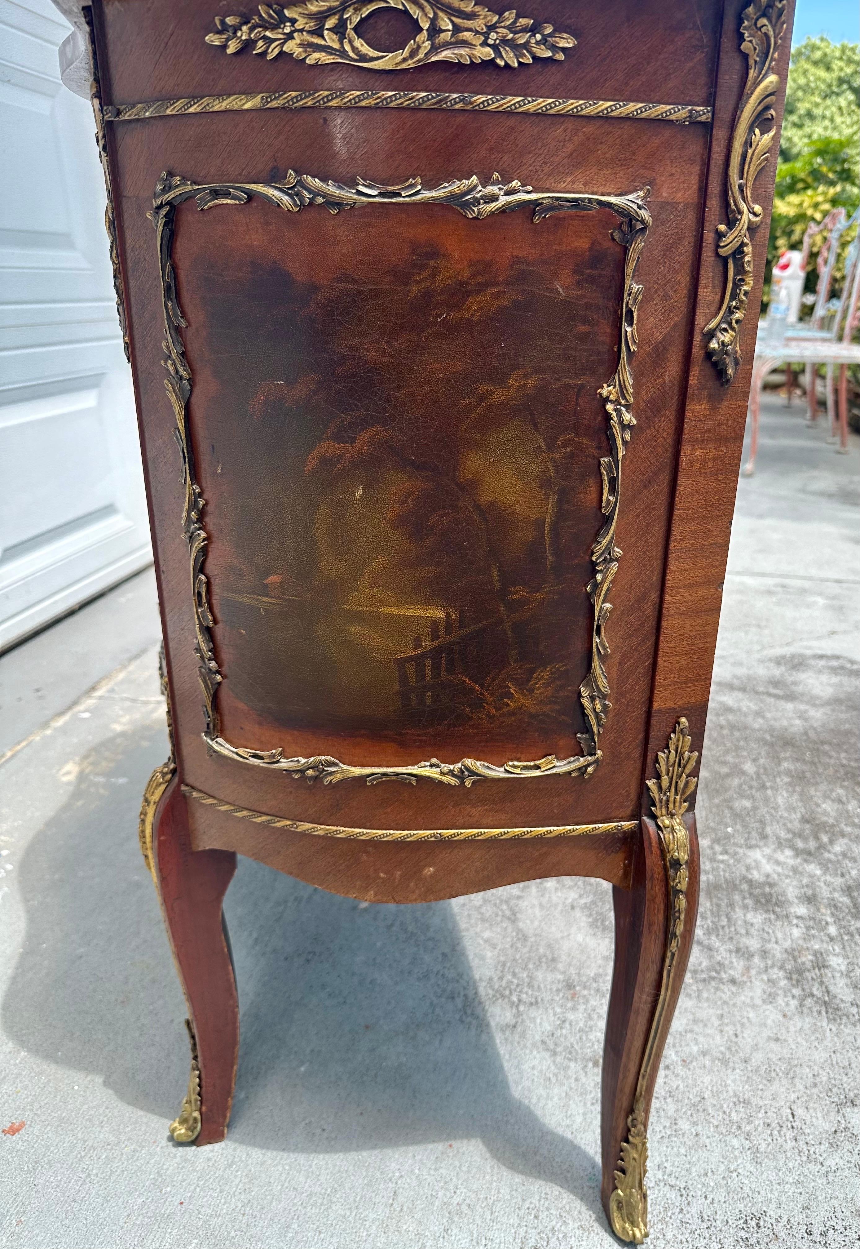 Vernis Martin French Antique Commode Chest Piano in marmo. in vendita 2