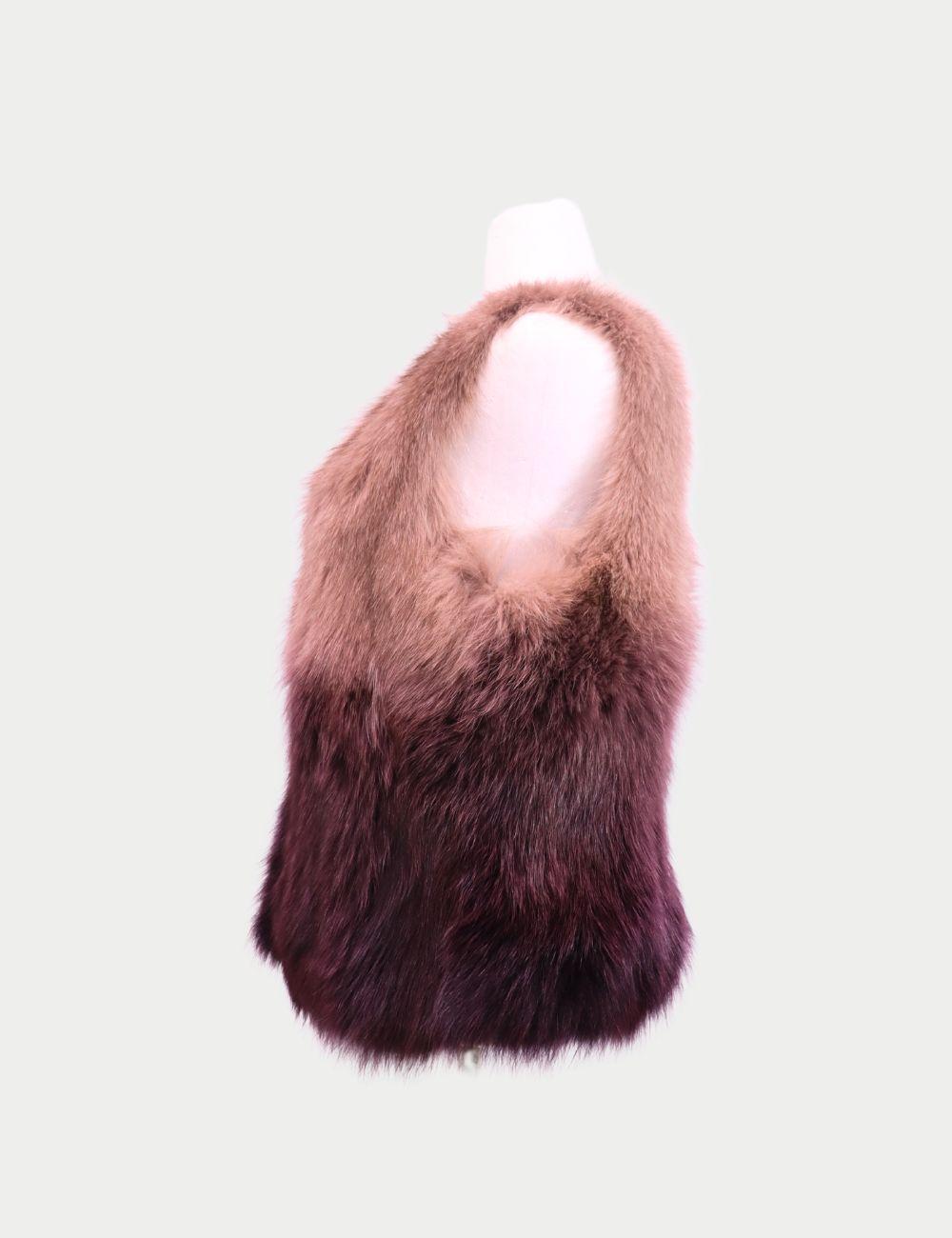 Eleva il tuo guardaroba con il gilet in pelliccia Vero Moda Light Pink & Purple Ombre, un capo d'abbigliamento di grande effetto che combina calore e raffinatezza moderna. Caratterizzato da un esclusivo effetto sfumato che passa dal rosa tenue delle