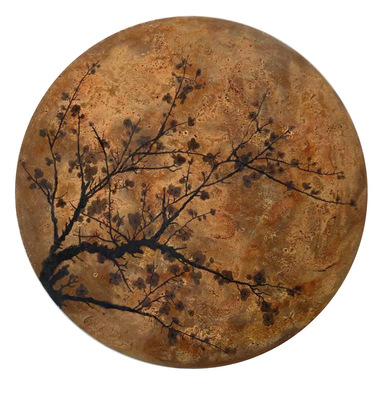 Scultura murale in cemento di un albero di fronte alla luna piena "Printemps de Lune".