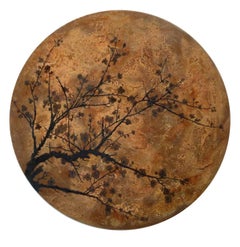 Scultura murale in cemento di un albero di fronte alla luna piena "Printemps de Lune".
