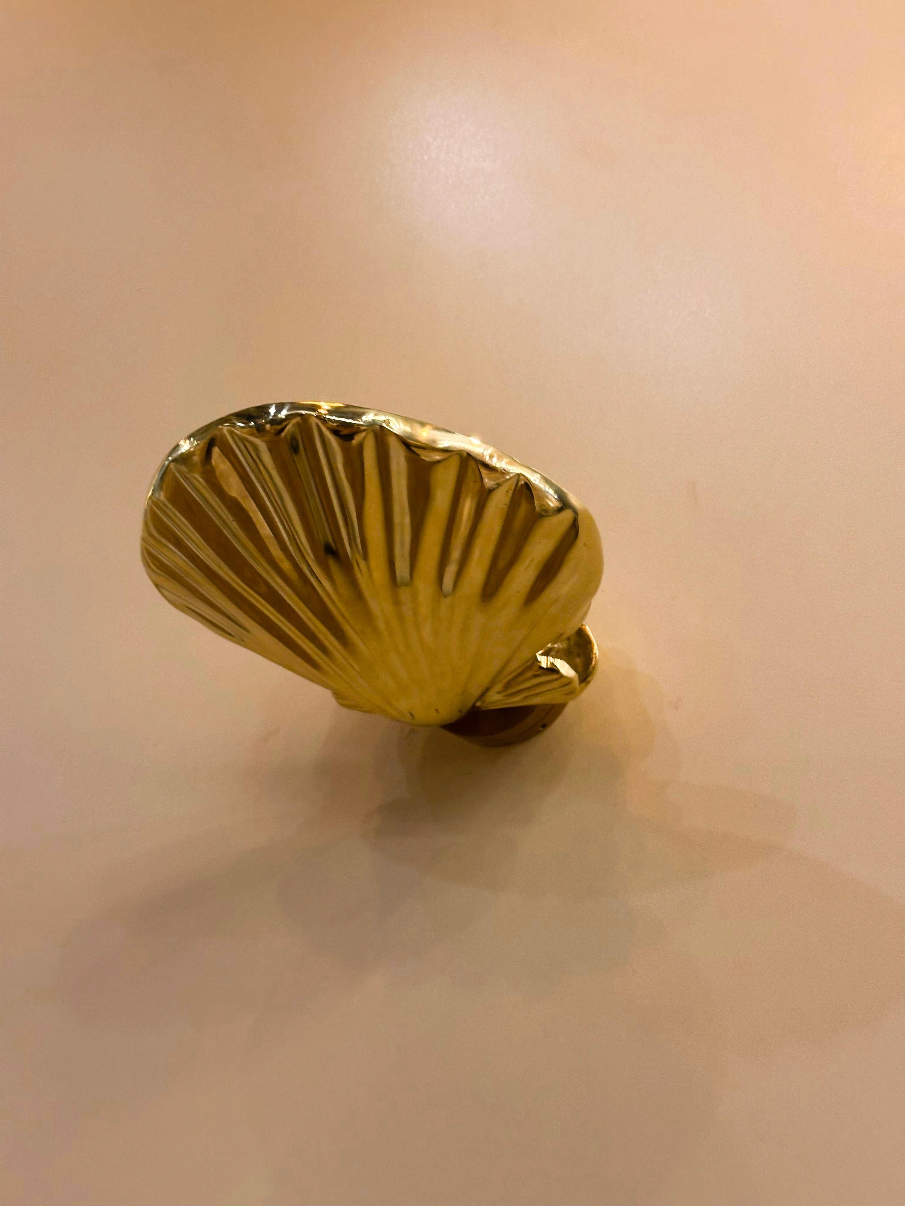 Veroia Skulpturaler Wandleuchter aus Messingguss im Angebot 8