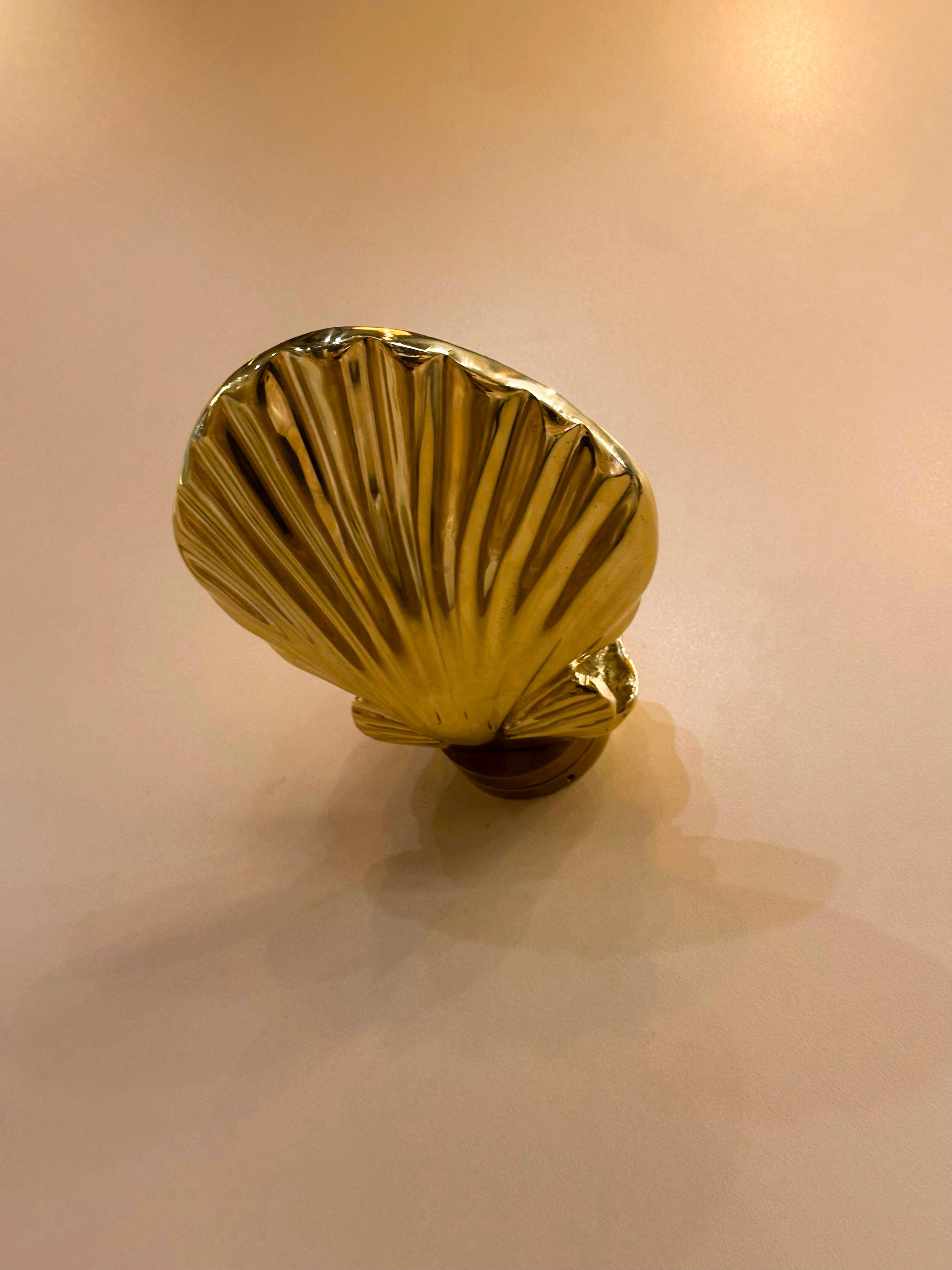 Veroia Skulpturaler Wandleuchter aus Messingguss im Angebot 11