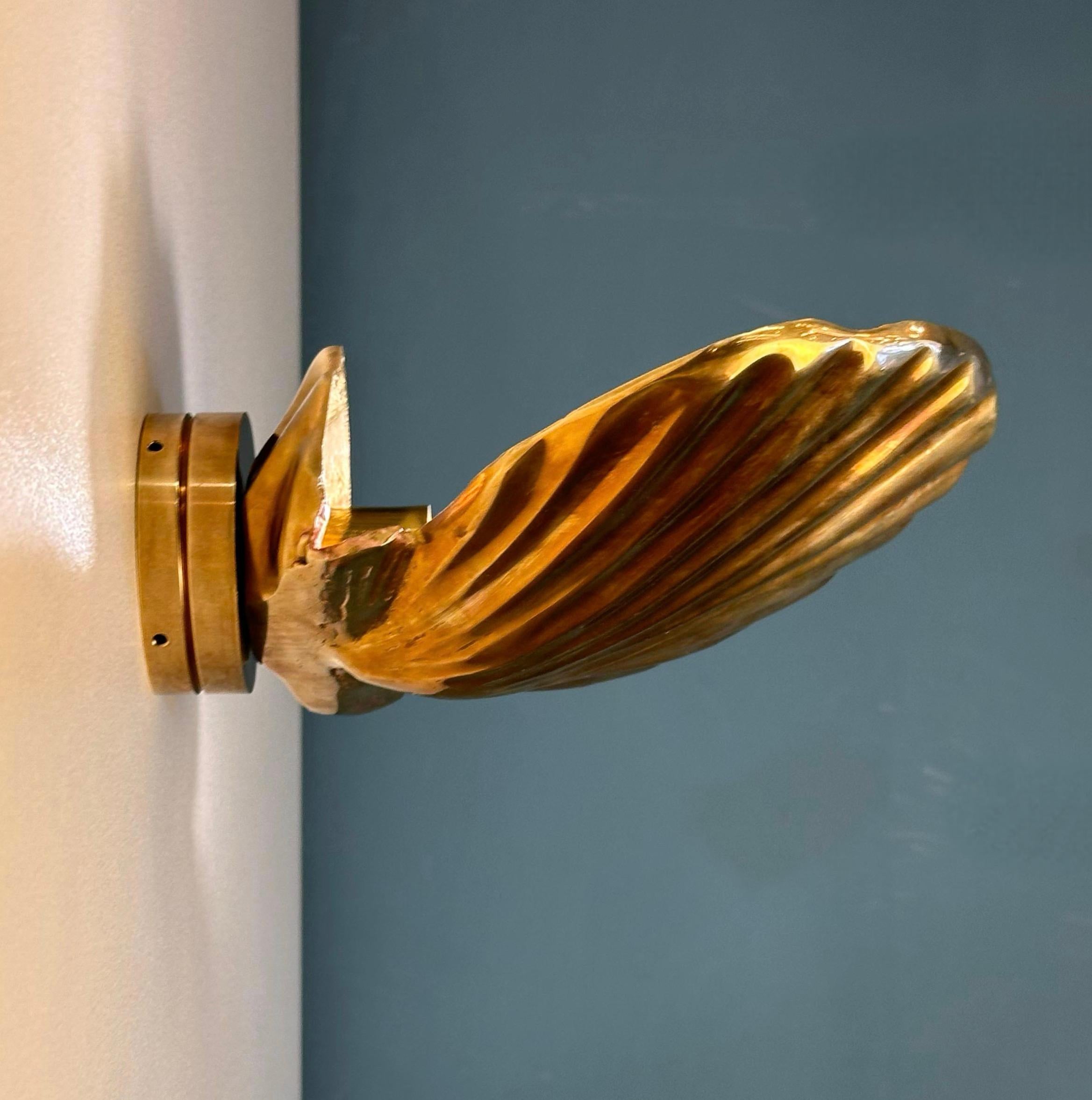 VEROIA Wandleuchter aus Messing, eine raffinierte Leuchte, die Eleganz und Funktionalität vereint. Diese Leuchte ist mit einer G9-Fassung ausgestattet, die mit energieeffizienten LED-Lampen kompatibel ist, ideal für eine helle und dennoch