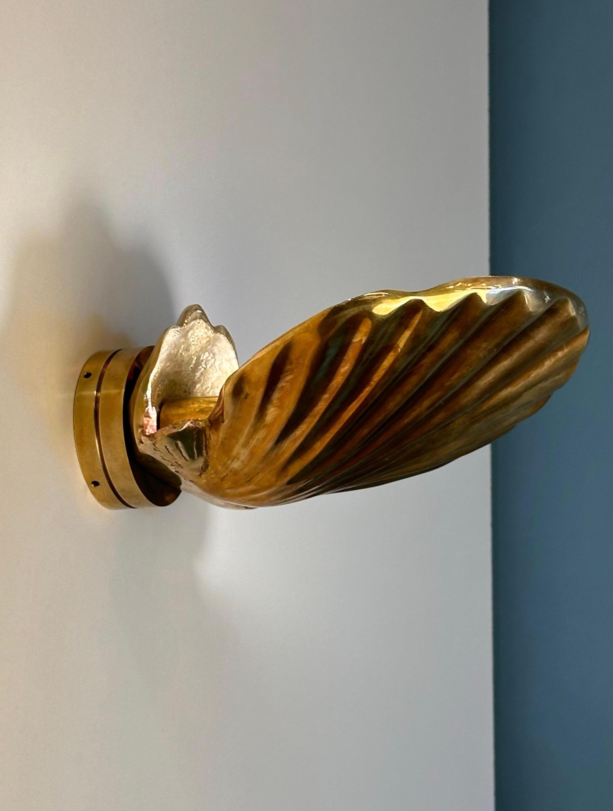 Veroia Skulpturaler Wandleuchter aus Messingguss (Moderne der Mitte des Jahrhunderts) im Angebot