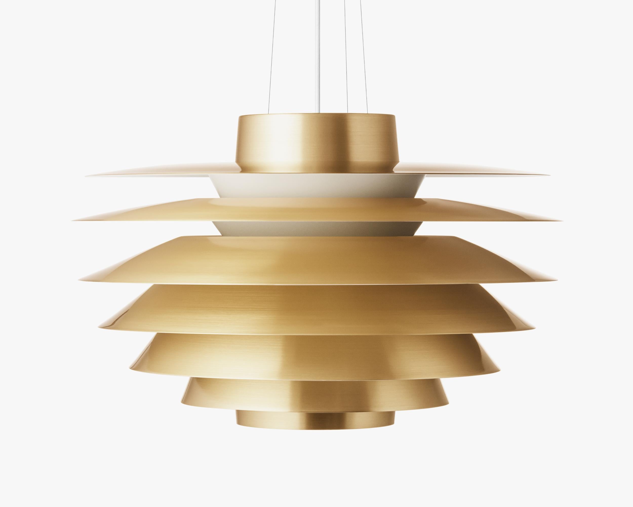 Lampada a sospensione Verona firmata da Sven Middelboe per LYFA.
Nuova edizione ufficiale

Filo tessile (bianco) 300 cm
Lampadina: G9/E14/27 max 40/60W (110V-230V)

Ottone massiccio

Taglie disponibili:
D 400 mm - H 276 mm
D 720 mm - H 459