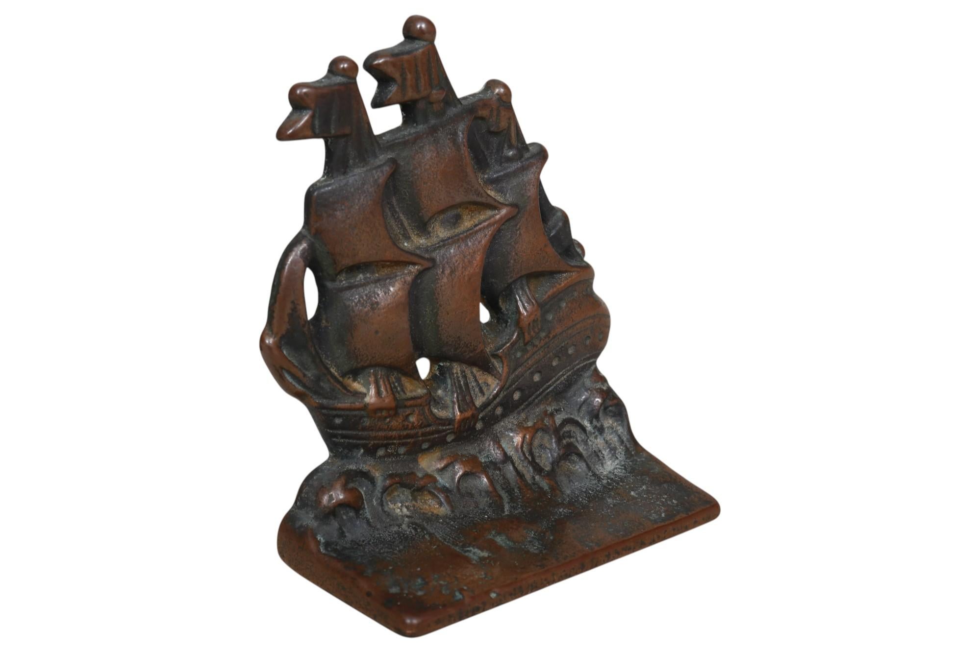 Coppia di fermalibri in ghisa realizzati dalla Verona Steel Casting Company, circa 1920. Le navi galeone sono realizzate con tre alberi a vele spiegate, sopra le onde, con una finitura in bronzo. Con il marchio 