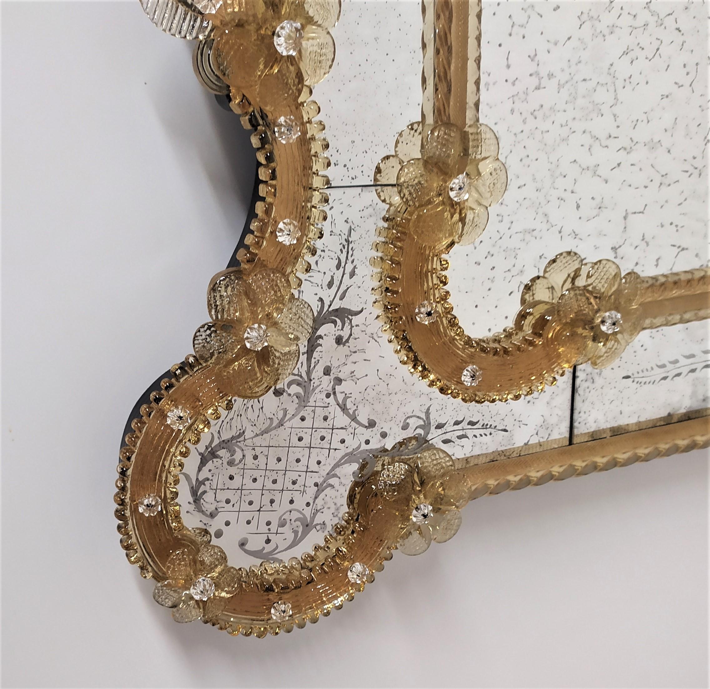 Spiegel im venezianischen Stil von der Fratelli Tosi auf ein Design von der Fratelli Barbini Glasspiegel, in Murano-Glas, vollständig handgefertigt nach den Techniken der Glasmeister des vierzehnten Jahrhunderts, mit dekoriert
Blumen- und