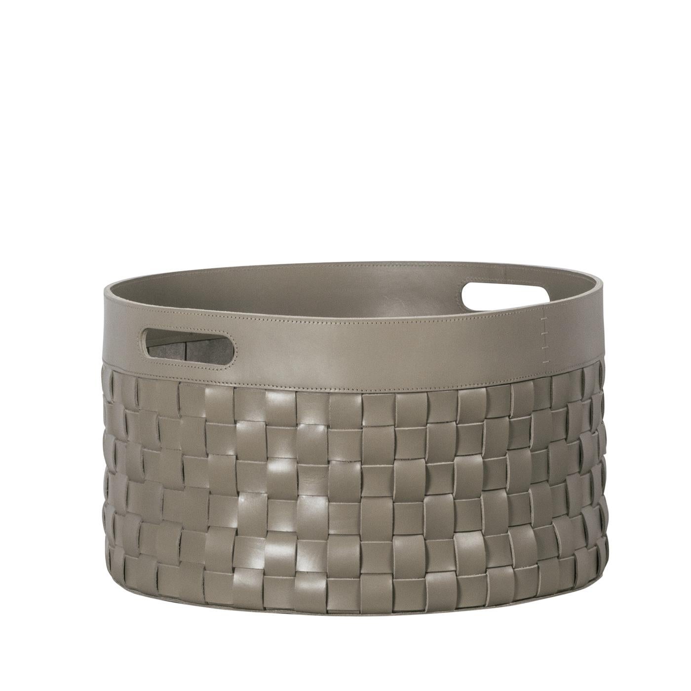 Ce panier de rangement exquis est le résultat de méthodes artisanales traditionnelles et du cuir le plus fin. Le cuir a été teint à l'aide de pigments végétaux et il est souple et durable. Le gris clair de sa surface est élégant et moderne, tandis