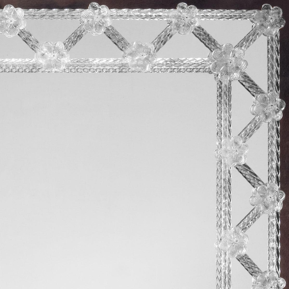 Lussuoso specchio in stile veneziano realizzato in vetro di Murano.
Realizzato dalle mani esperte dei maestri vetrai Fratelli Tosi, con una cornice formata da rosette e bachette di cristallo su uno sfondo argentato con rifiniture l'intero specchio è