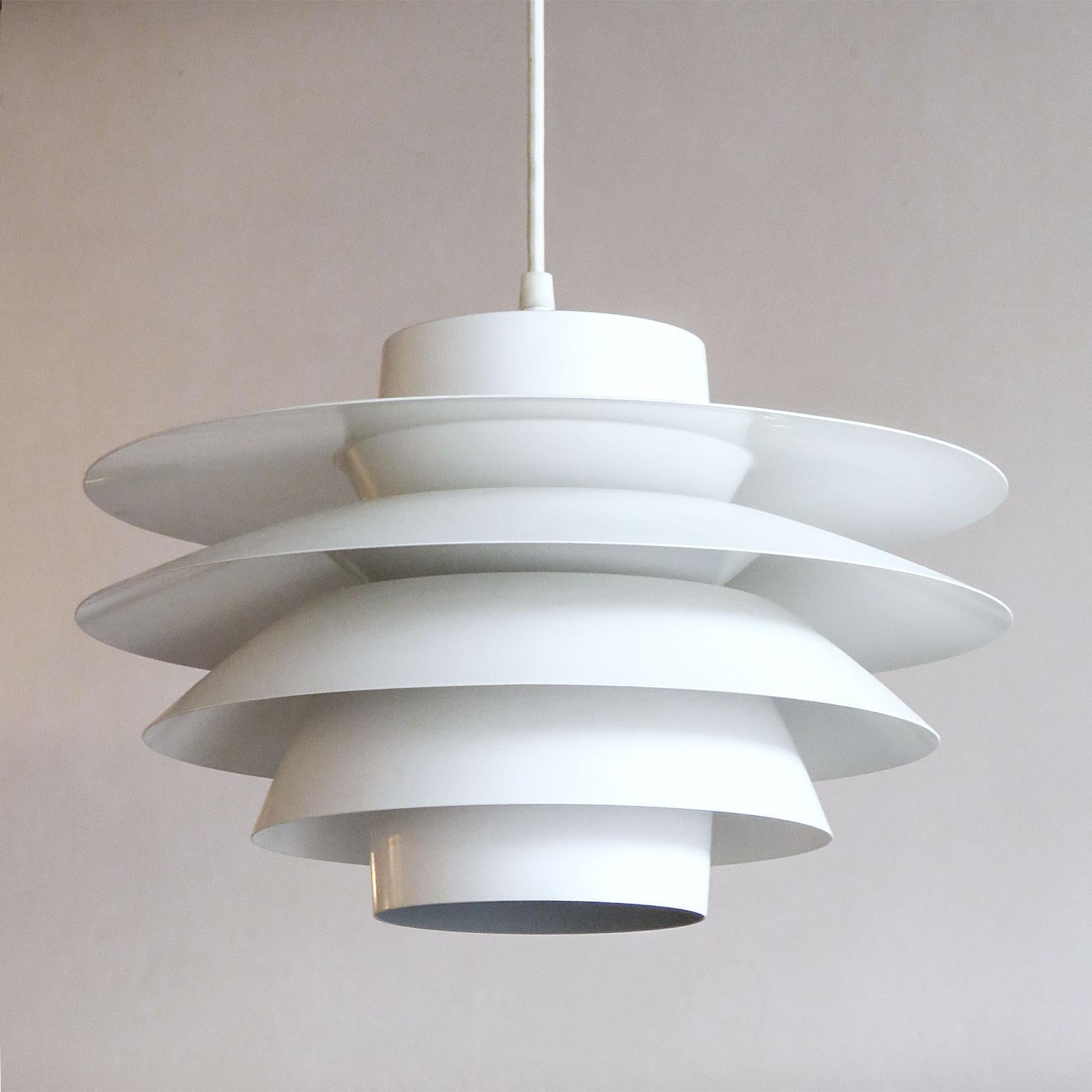 Wonderful tiered 'Verona' pendant, designed by Sven Middleboe for Nordisk Solar Compagni in Denmark in 1962. This all white, five ringed aluminum pendant is perfect for above a dining table, providing a nice soft diffused light, marked. One E26