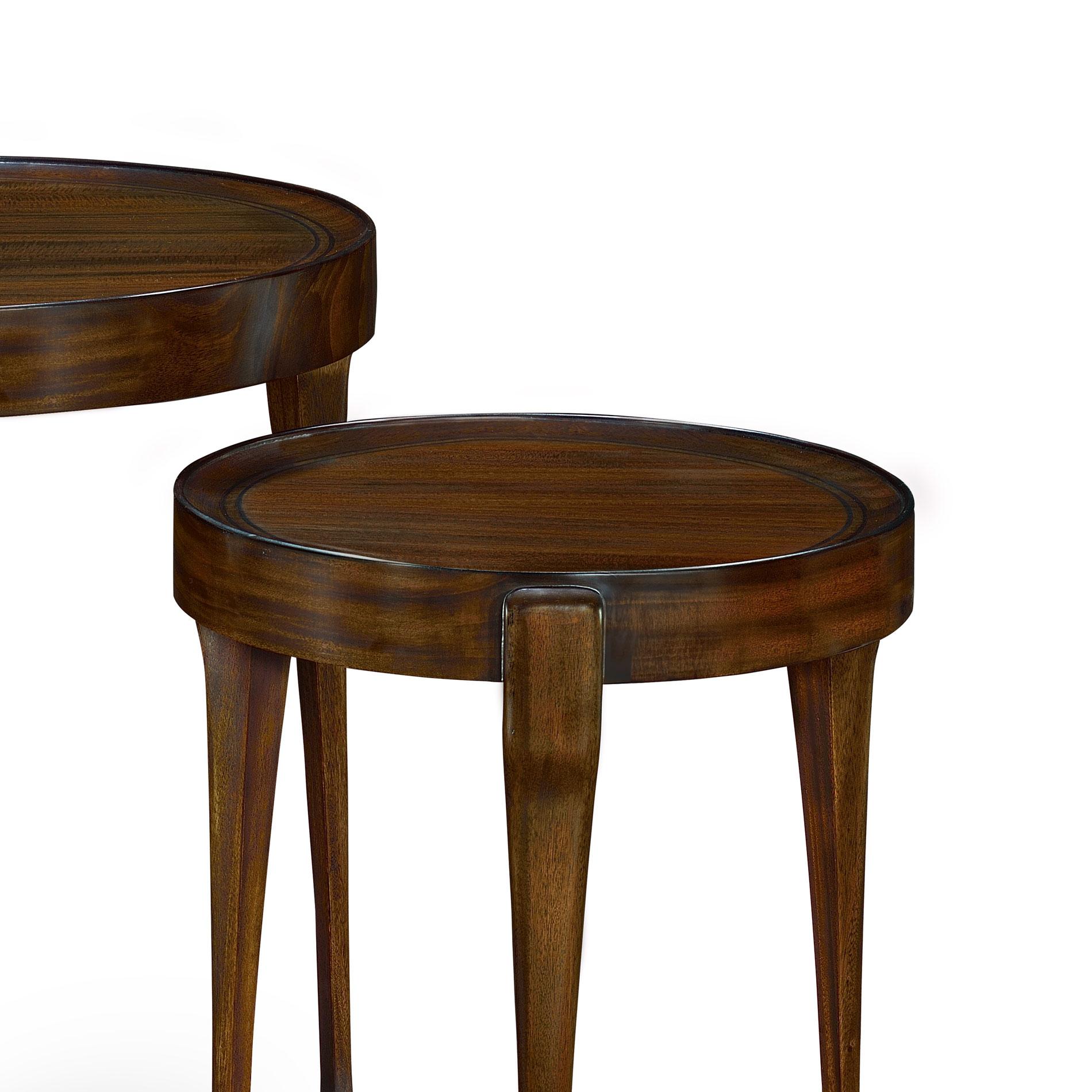 La table de lampe Verona est une fusion de design traditionnel et contemporain. Un ensemble de deux tables avec des pieds moulés qui descendent dans des bases triangulaires, ces tables offrent une silhouette distinctive et moderne tout en conservant