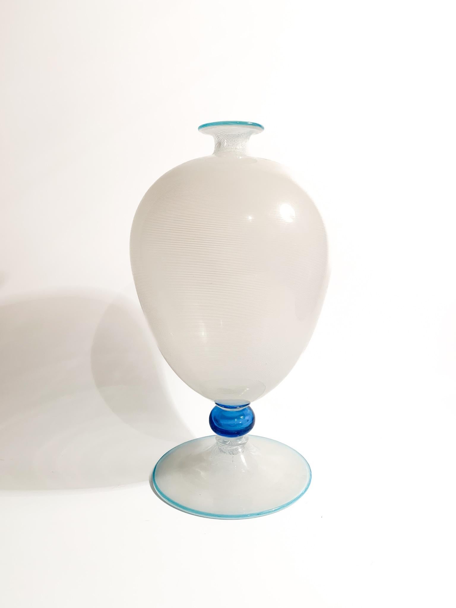 Vase Modell Veronese aus weißem und hellblauem Murano-Glas, hergestellt mit der filigranen Technik von Barovier & Toso in den 1950er Jahren

Ø 16 cm h 30 cm

Barovier&Toso ist eine Glasmanufaktur, die im 20. Jahrhundert für ihre handgefertigten