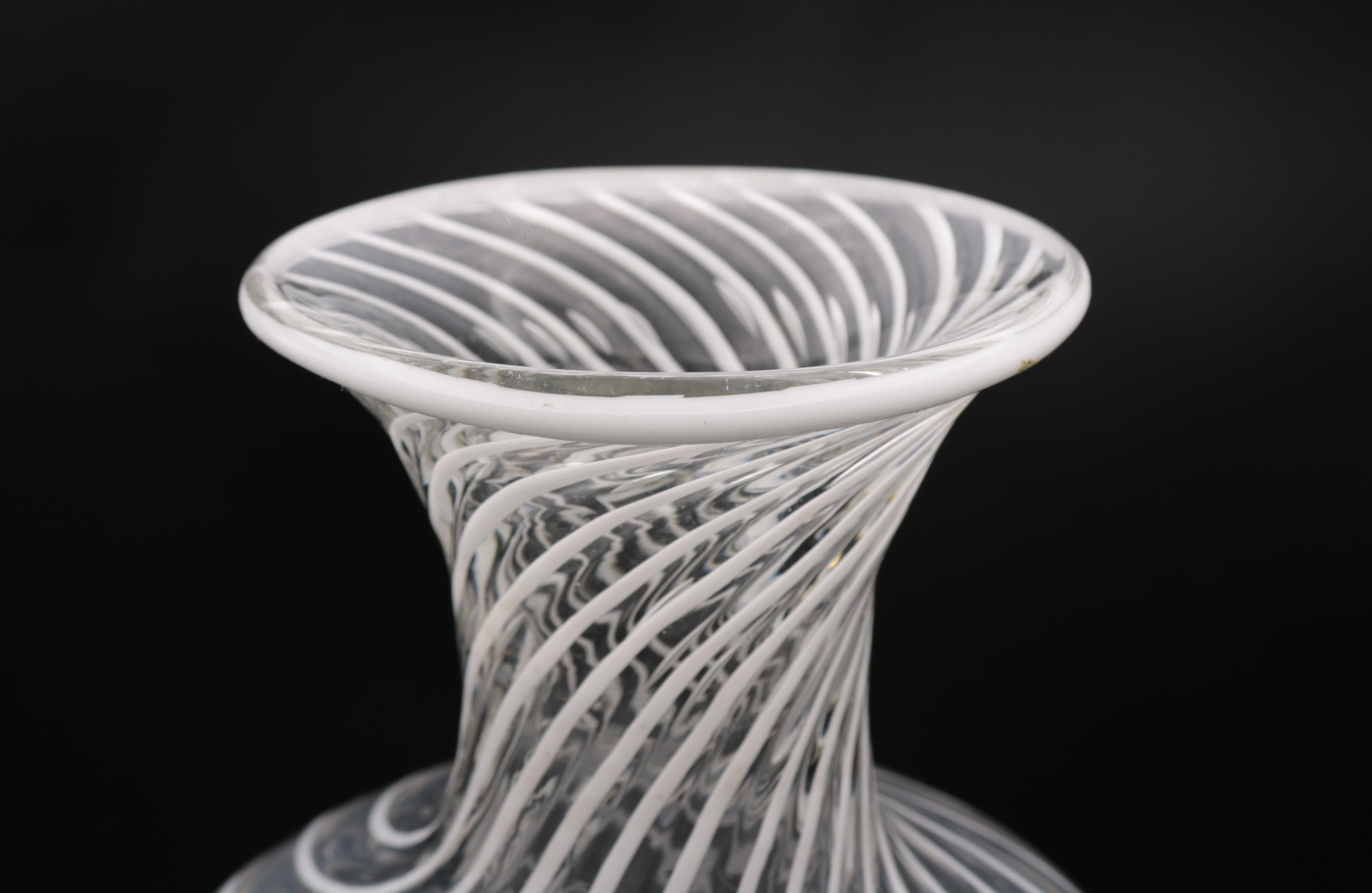 Eine Vase in Form eines Balusters aus Kunstglas von Vittorio Zecchin für Venini. Mit dem Titel 