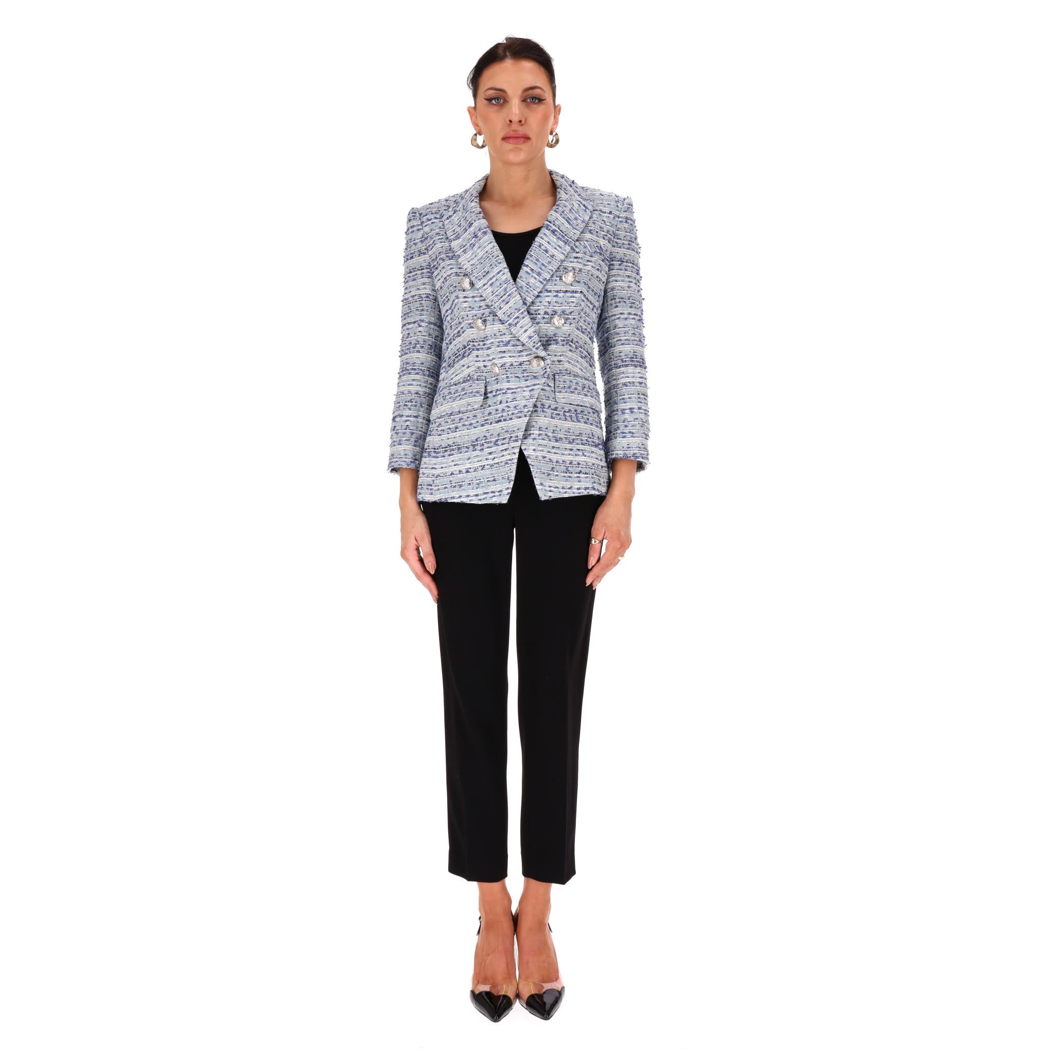 Chaqueta de tweed bouclé metalizado con doble botonadura Veronica Beard

Blazer azul claro de tweed bouclé metalizado con botones plateados grabados.

Con solapas de muesca, bolsillos delanteros con solapa y abertura trasera.

Precio aprox.