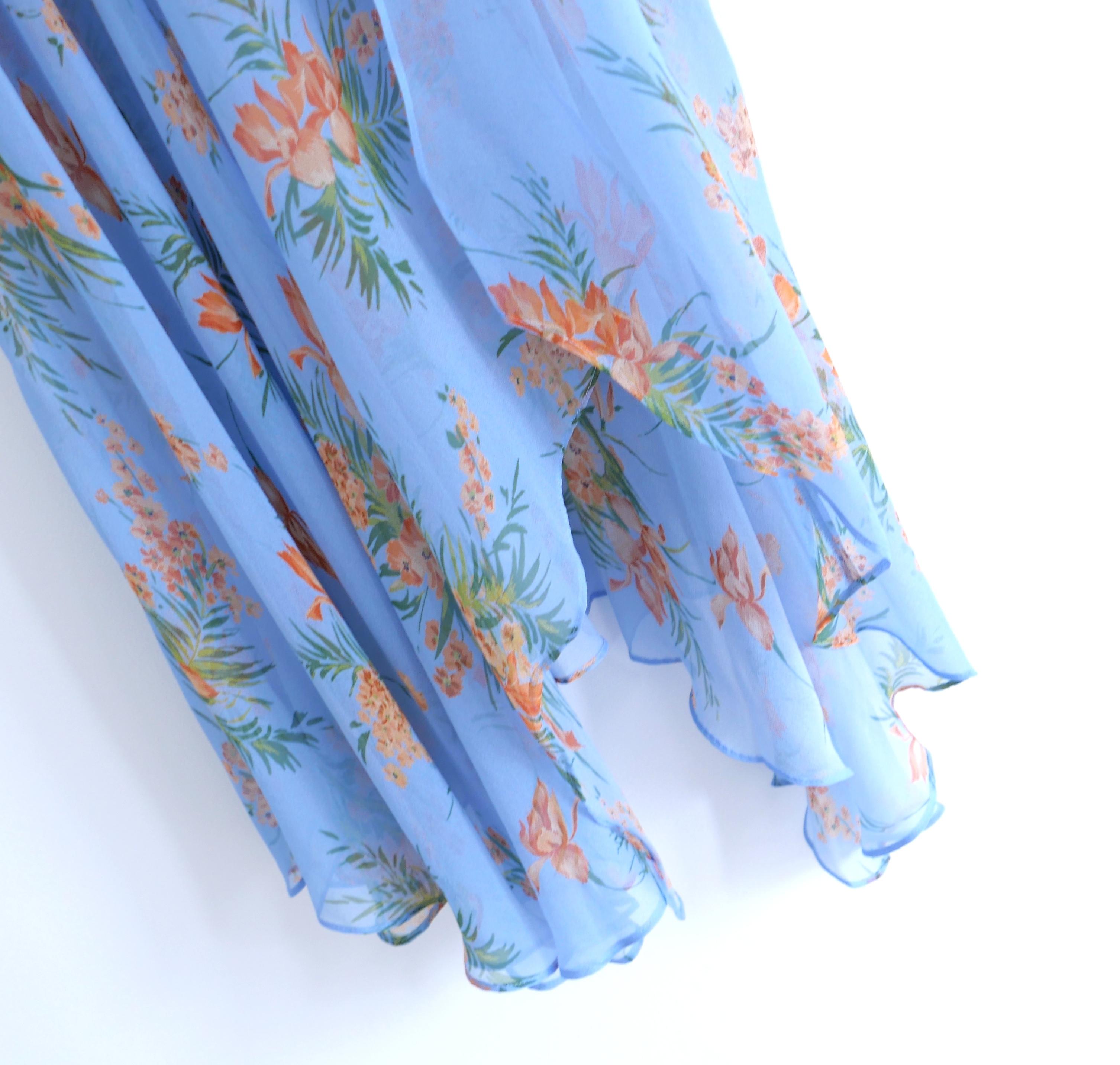 Divino Vestido Veronica Beard Dovima. Comprado por 570 £ y nuevo con etiquetas. Confeccionada en gasa de seda azul cielo con estampado floral Blue Oasis Multi, con corpiño de doble capa y cuello en V, cadera fruncida, detalles de lazos y dobladillo
