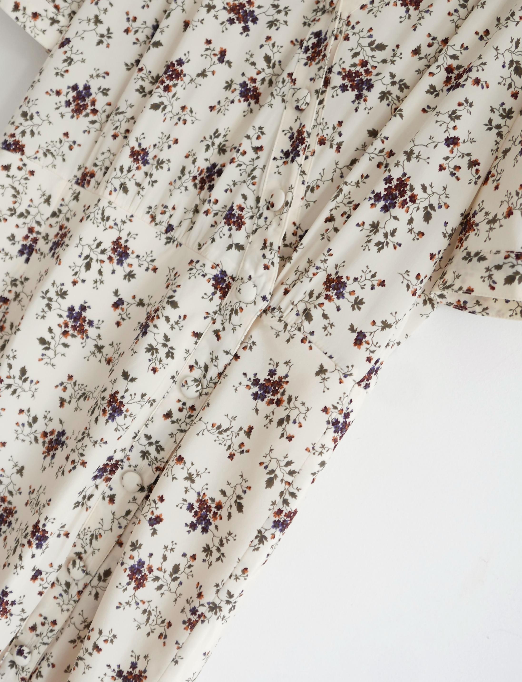 Magnifique Mika de Veronica Beard d'inspiration vintage  robe - achetée pour £575 et neuve avec étiquettes/boutons de rechange. Fabriqué en soie douce Whitestone et spandex avec un délicat imprimé floral printanier. Elle présente une coupe robe de