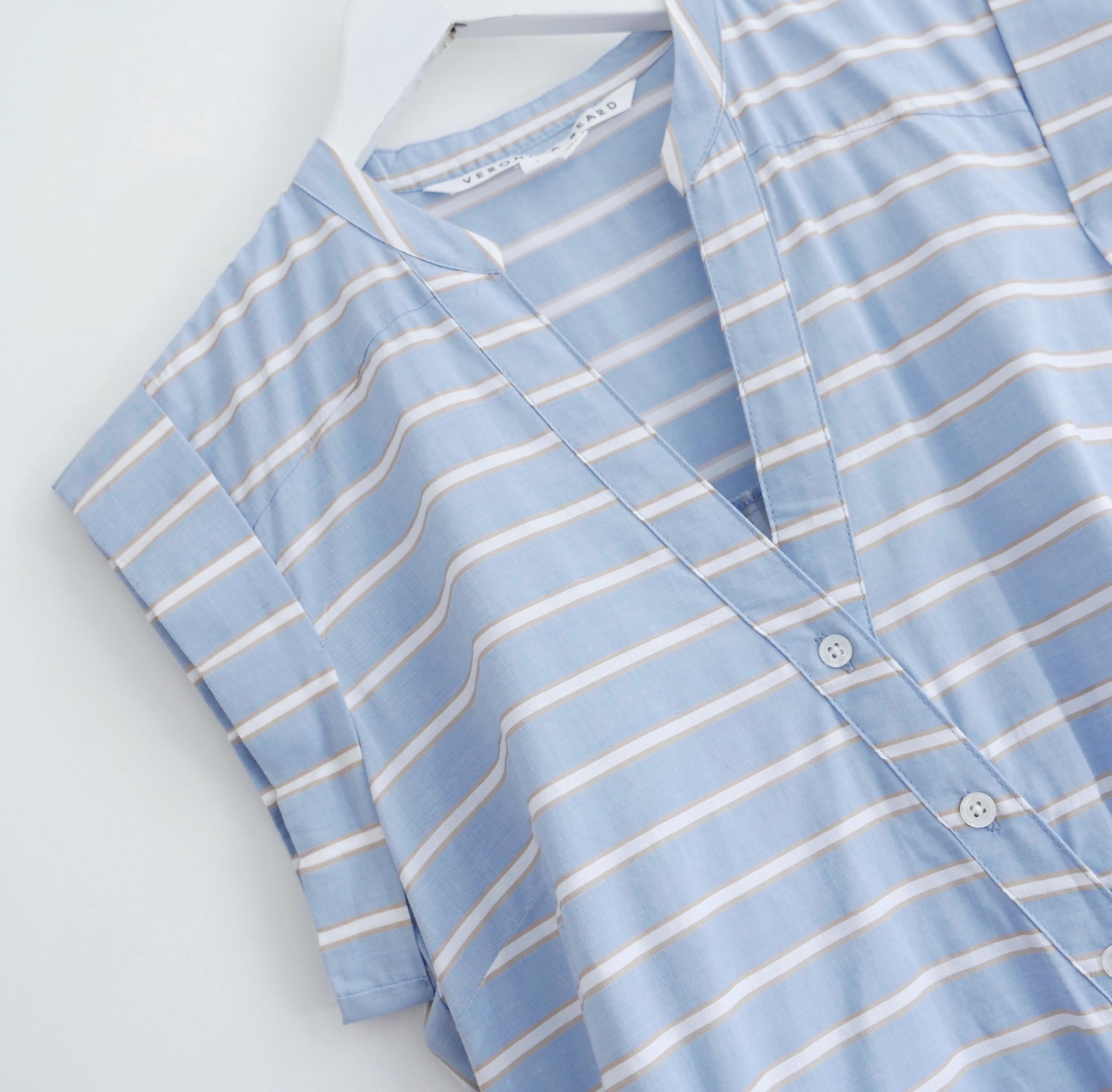 Superbe robe chemise en coton mélangé à fronces Veronica Beard. Acheté pour £445 et porté une fois. A été nettoyé à sec. Confectionnée en coton mélangé rayé bleu pâle, or et blanc, elle présente une coupe torsadée et froncée avec des boutons sur le