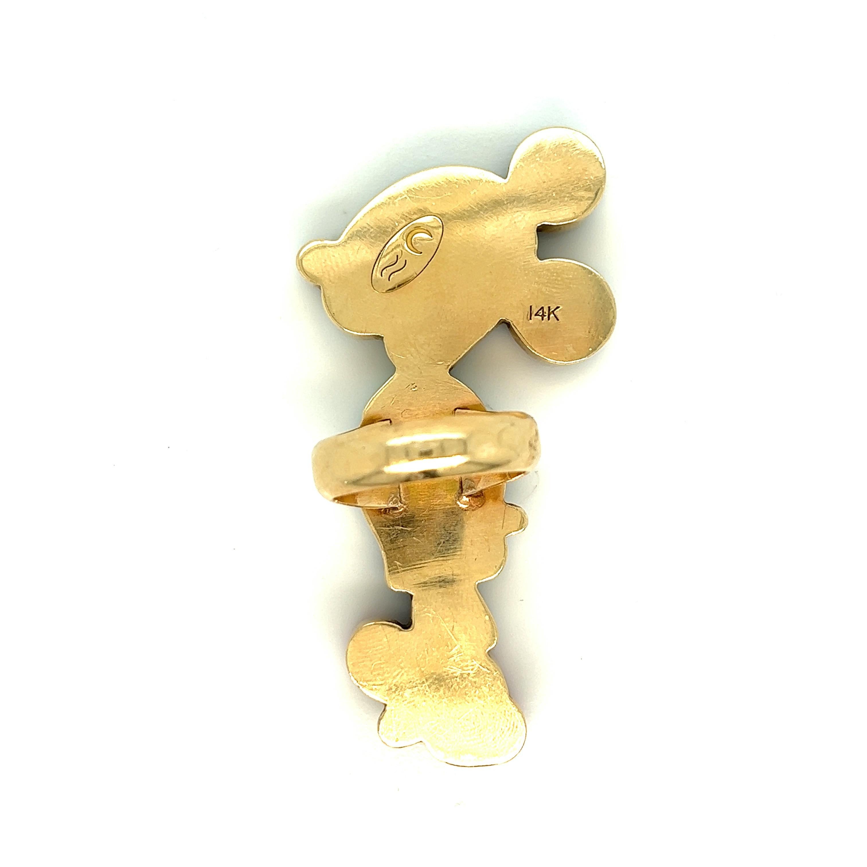 Veronica Poblano Mickey Mouse Ring aus Gold mit mehreren Edelsteinen, um 1970

Schwarzer Onyx, Perlmutt, Türkis, Abalone-Muschel und Koralle, 14 Karat Gelbgold; markiert 14kt, mit Herstellermarke 

Größe: Breite 1,19 Zoll, Länge 2,31