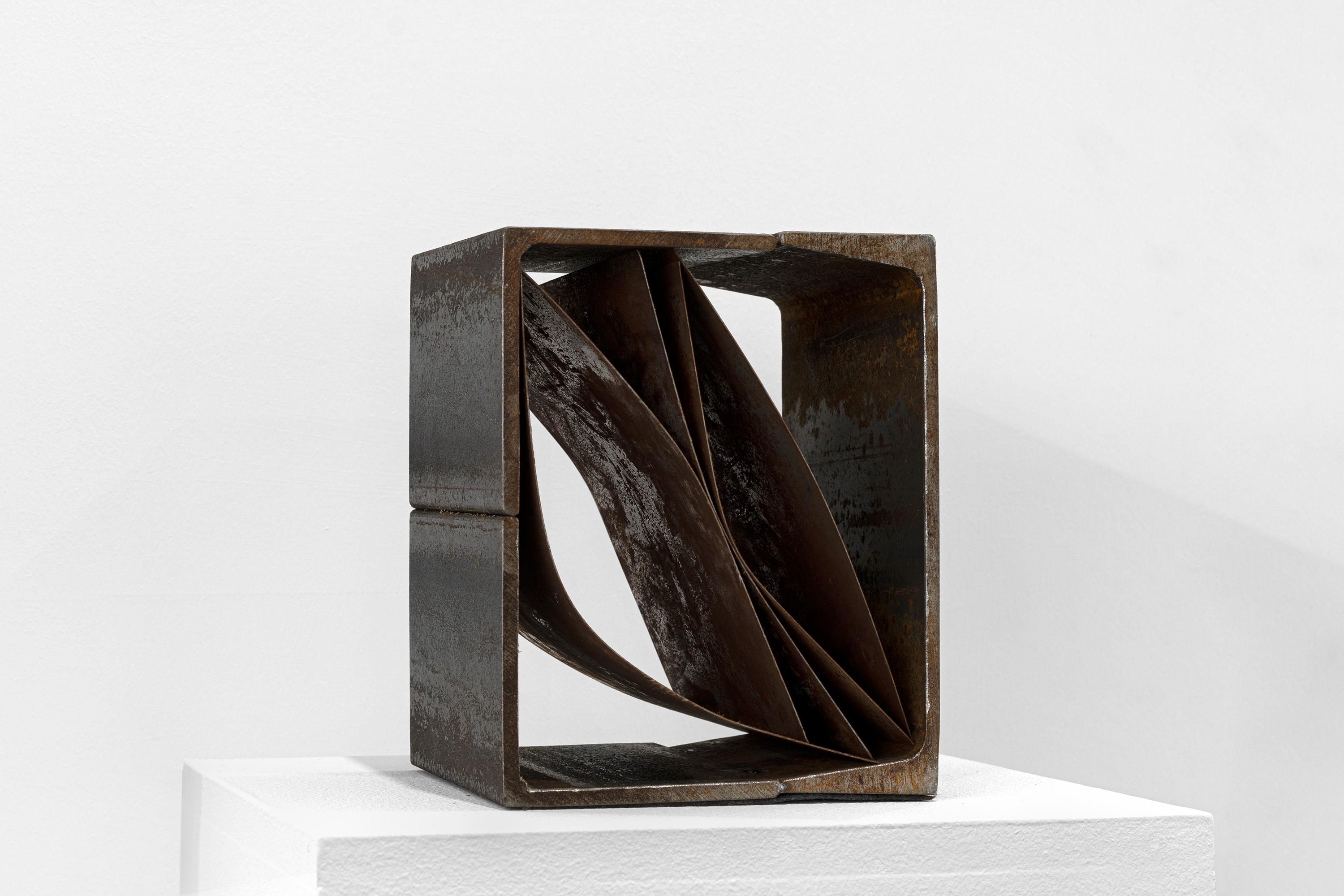 Veronica Vazquez Abstract Sculpture - De la Serie Archivos