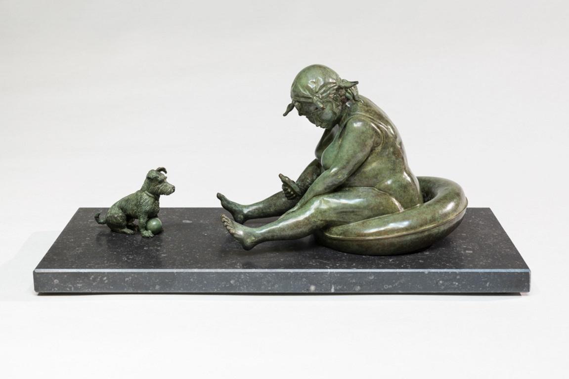Figurative Sculpture de Veronique Clamot - Indice 50 Escultura de Bronce Dama Perro Bañándose Edición Limitada En Stock