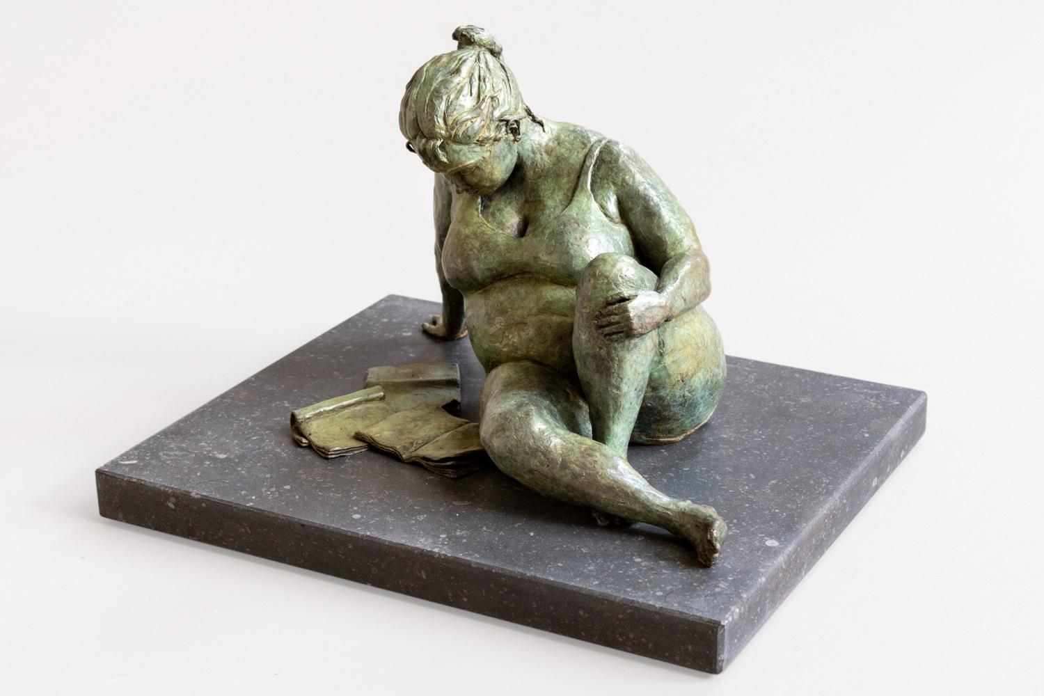 Figurative Sculpture de Veronique Clamot - Escultura de bronce Les Mots Croises Figura femenina leyendo un libro