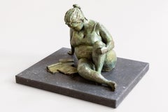 Les Mots Croises, sculpture de livre de lecture, figure féminine 