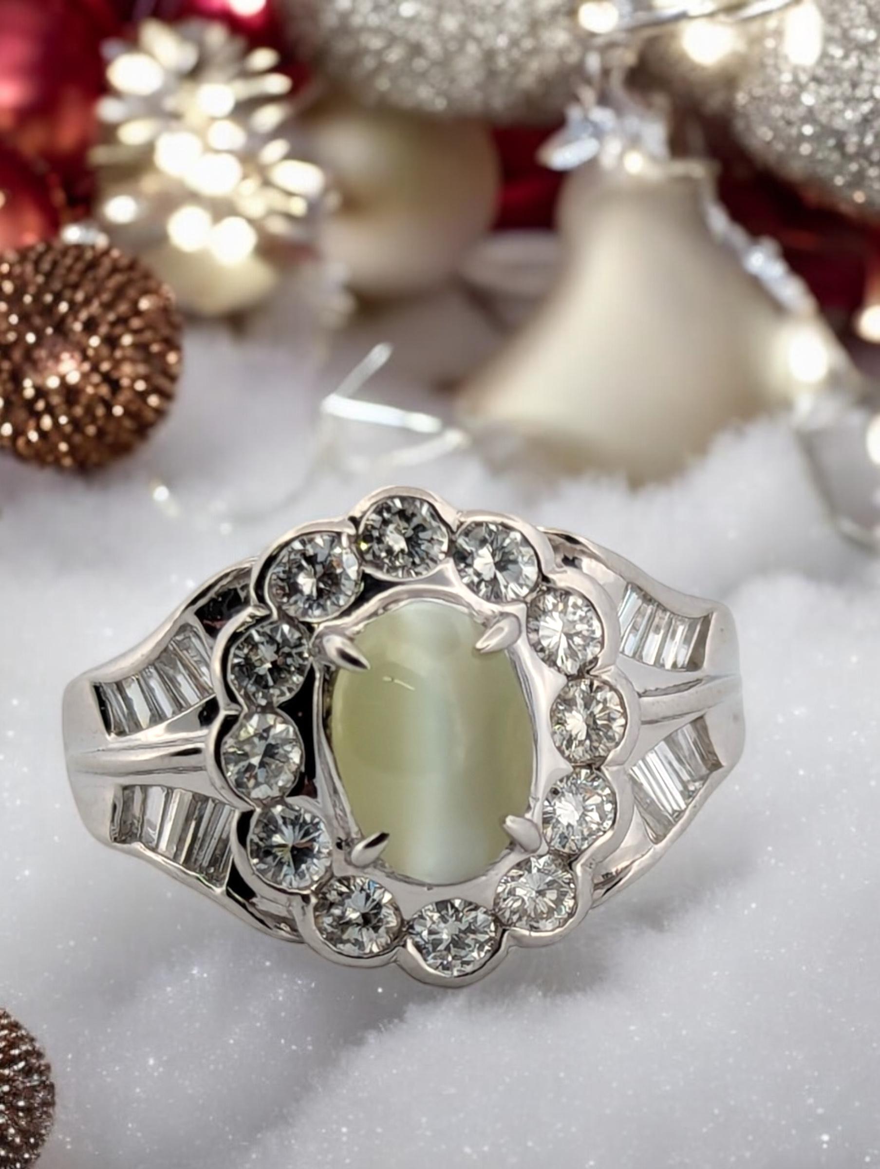 L'anello Veronique è uno squisito pezzo forte, caratterizzato da una rara gemma Cat's Eye da 2,57 carati incastonata in un lussuoso platino e impreziosita da 1,07 carati di diamanti scintillanti. Questo anello unico nel suo genere è un capolavoro di