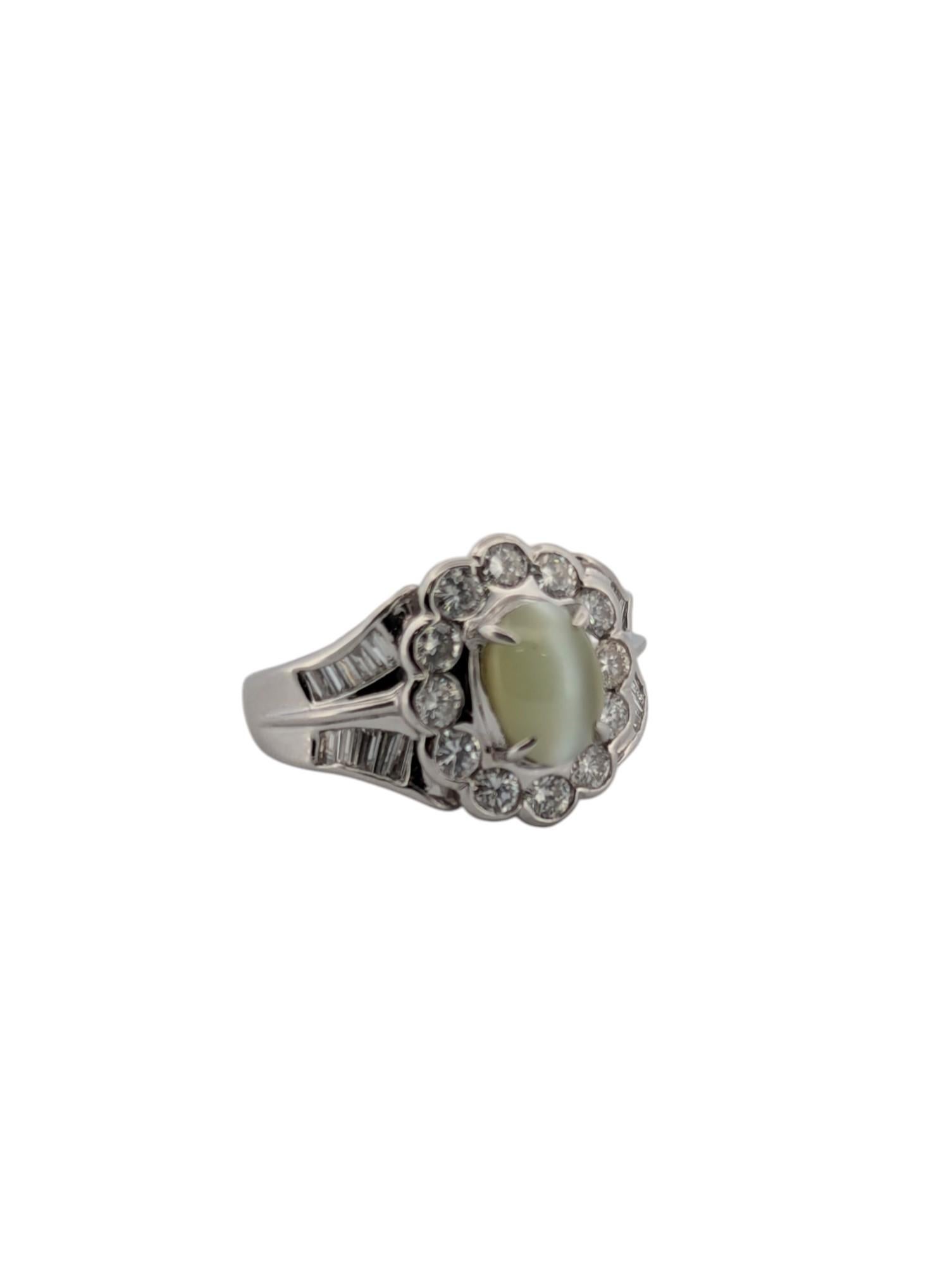 Moderno Anello Veronique in platino con occhio di gatto da 2,57 ct. e diamanti da 1,07 ct. in vendita