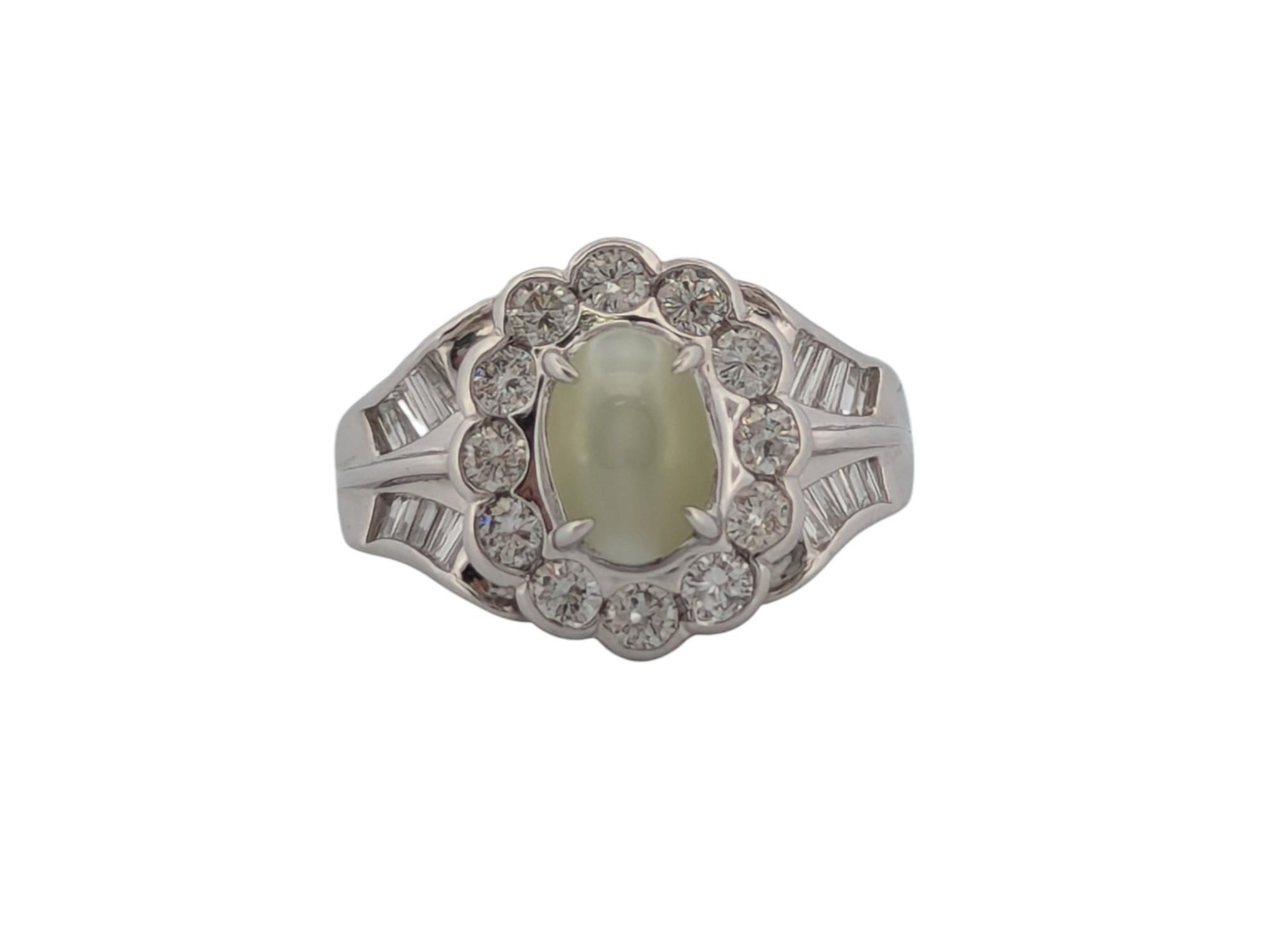 Taglio rotondo Anello Veronique in platino con occhio di gatto da 2,57 ct. e diamanti da 1,07 ct. in vendita
