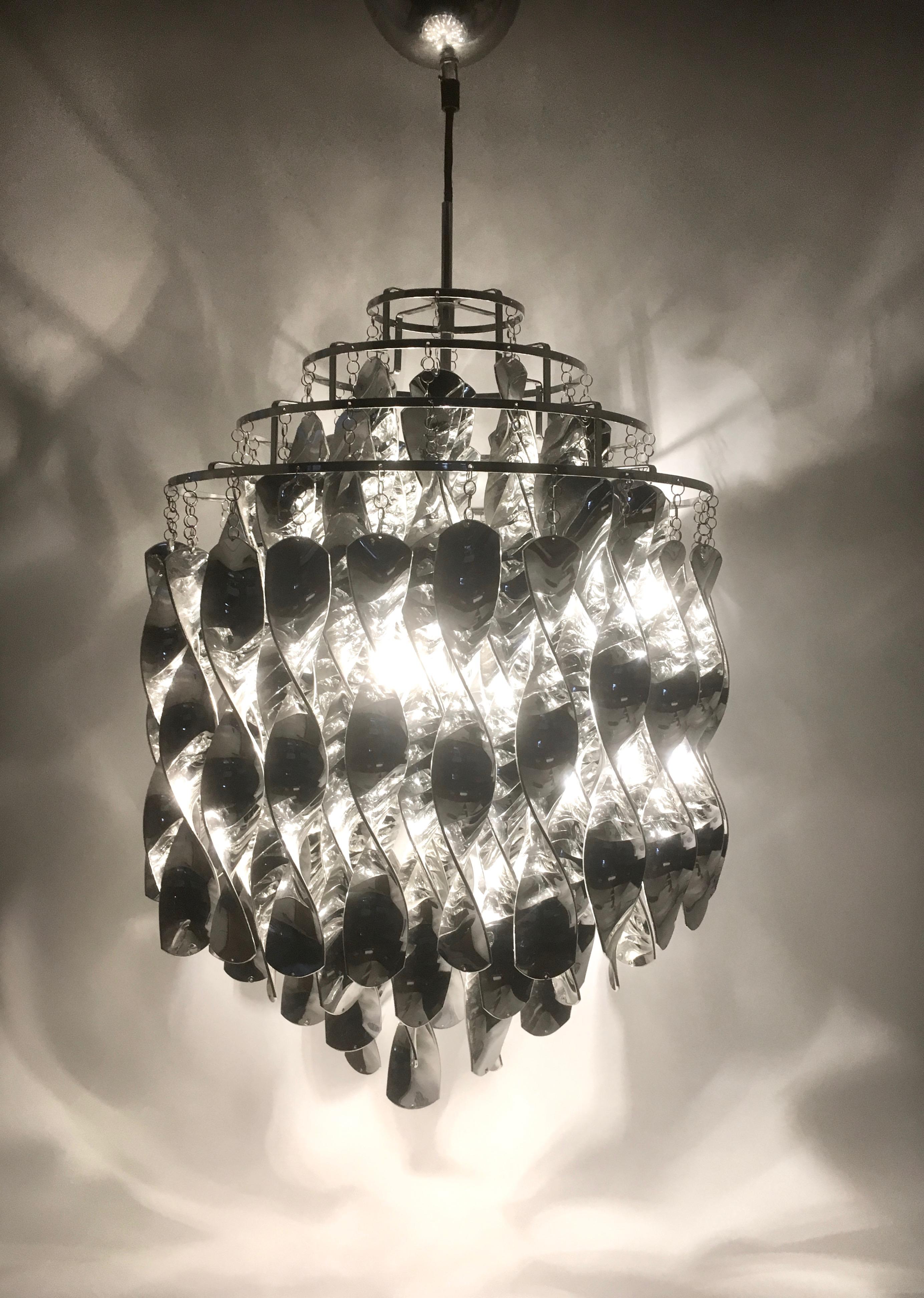 The pendant is adorned with spirals that hang in orderly calm. This not only creates a pleasantly diffuse light,
but also fills the room with a sense of restrained energy distinctive to the artwork that is the Spiral SP01 in silver.

Concept
The