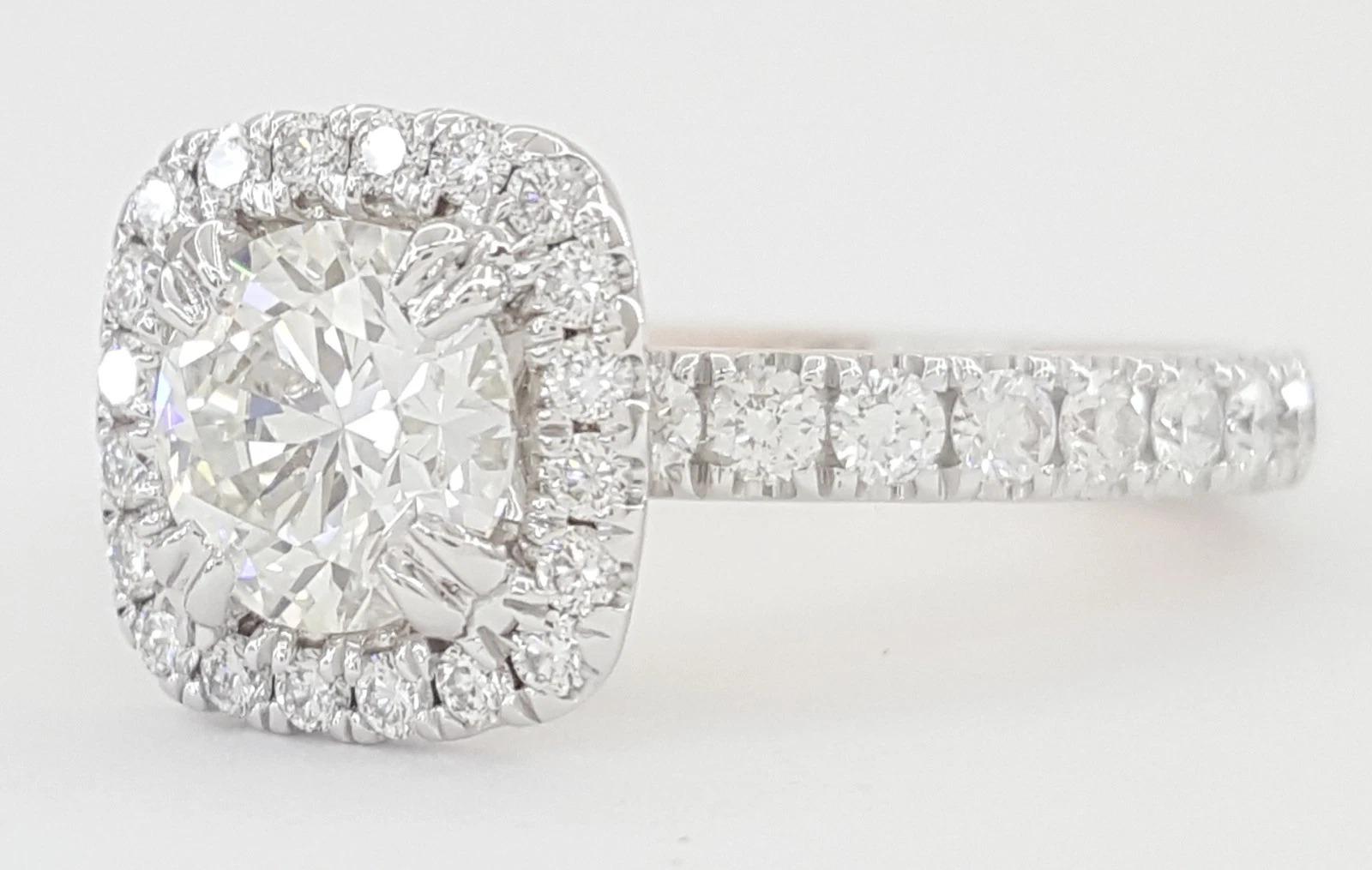 Verragio Anillo de compromiso con halo de diamantes brillantes redondos de 2,32 quilates Contemporáneo en venta