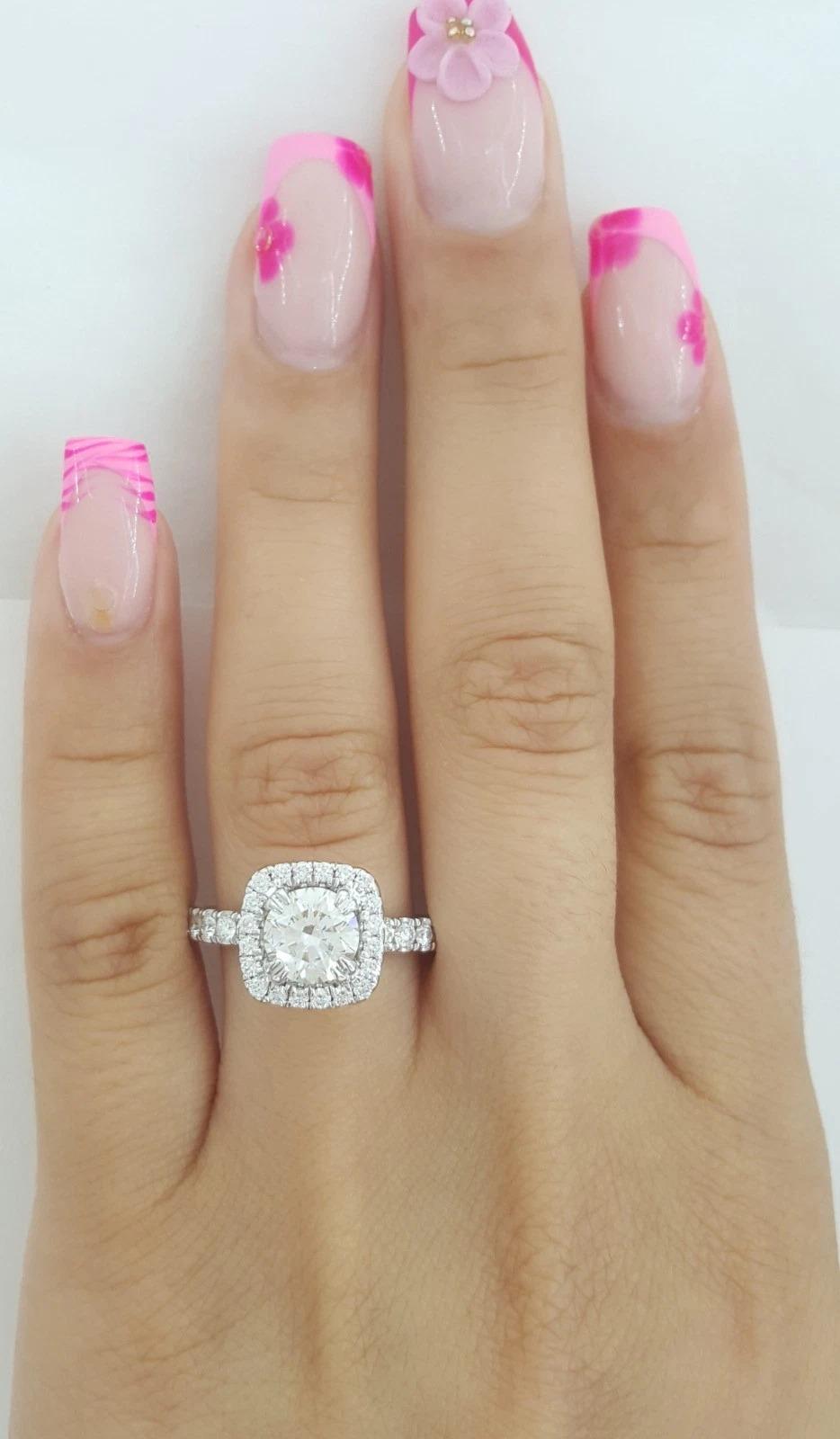 Verragio Anillo de compromiso con halo de diamantes brillantes redondos de 2,32 quilates en Excelente estado para la venta en Chicago, IL