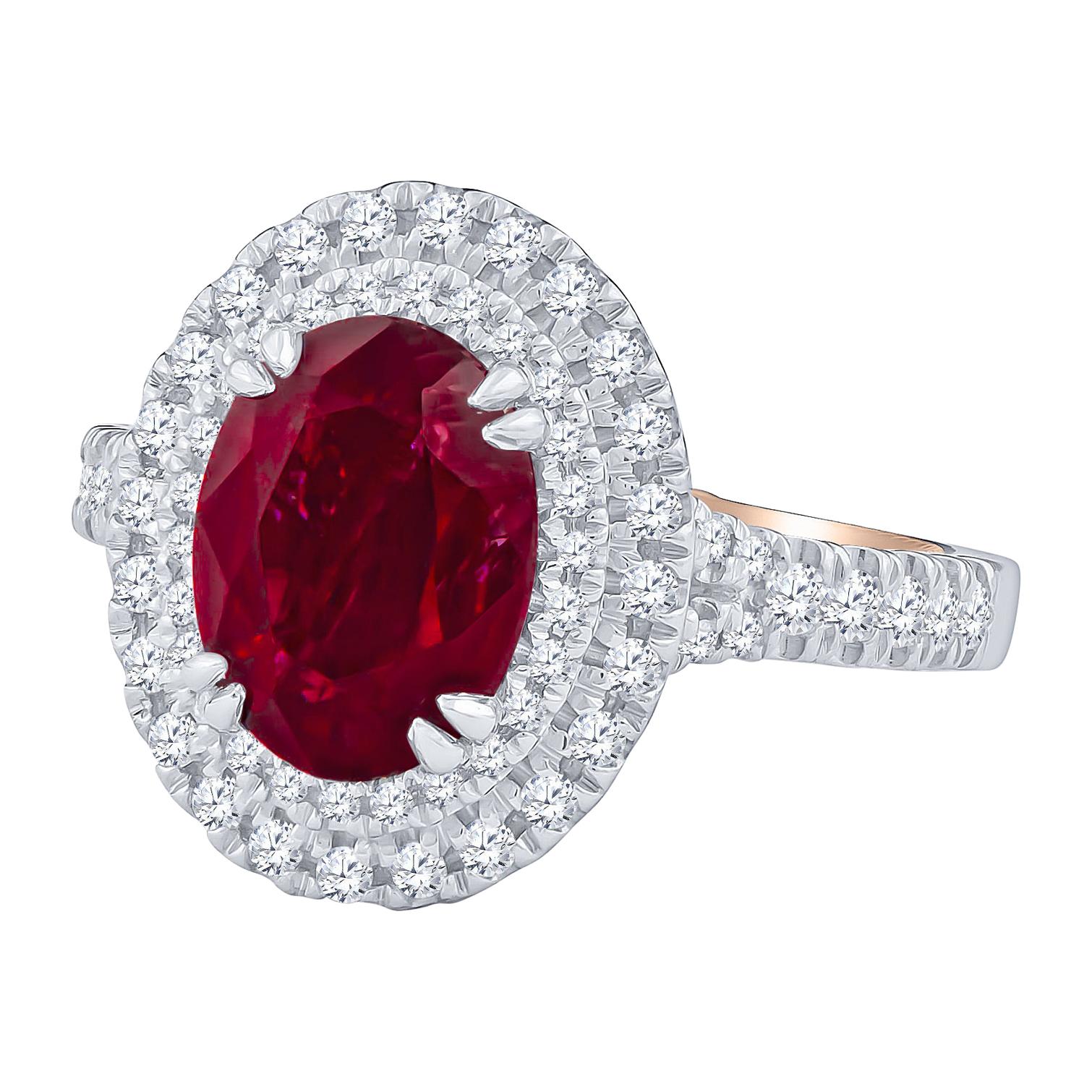 Magnifique bague Verragio qui présente un magnifique rubis de taille ovale de 2,62 carats centré par un double halo de diamants de 0,50 carats de poids total de diamants ronds de taille brillant. Réalisé avec une bande de diamants légèrement fendue