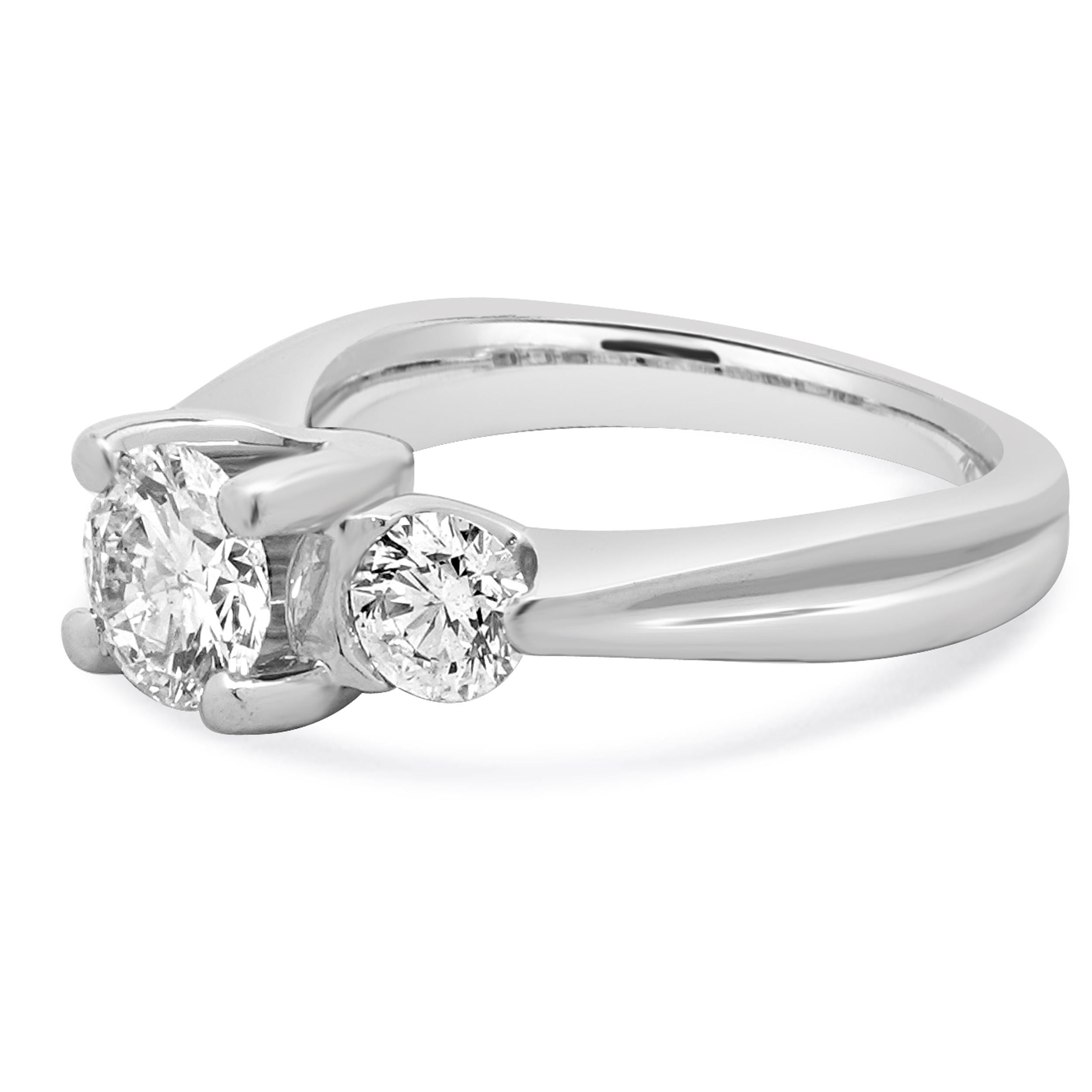 Designer: Verragio
Materiale: platino
Diamante centrale: taglio brillante rotondo = 0,84cttw
Colore: H
Chiarezza: I1
Diamante: 2 tagli tondi a brillante = 0,60cttw
Colore: G
Chiarezza: SI1
Misura dell'anello: 4.75 (si prega di prevedere due giorni