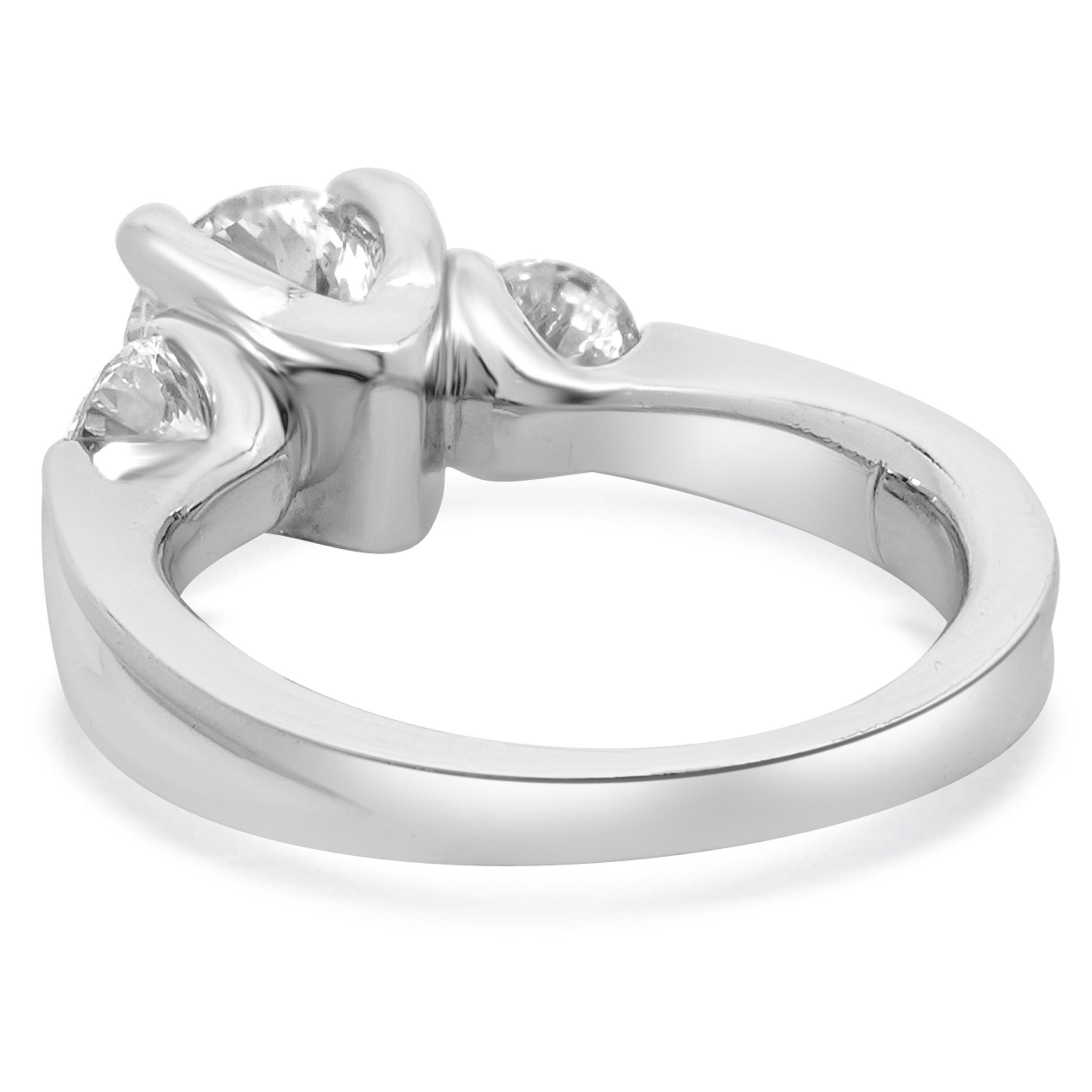 Taglio brillante Anello di fidanzamento con diamante a 3 pietre in platino Verragio in vendita