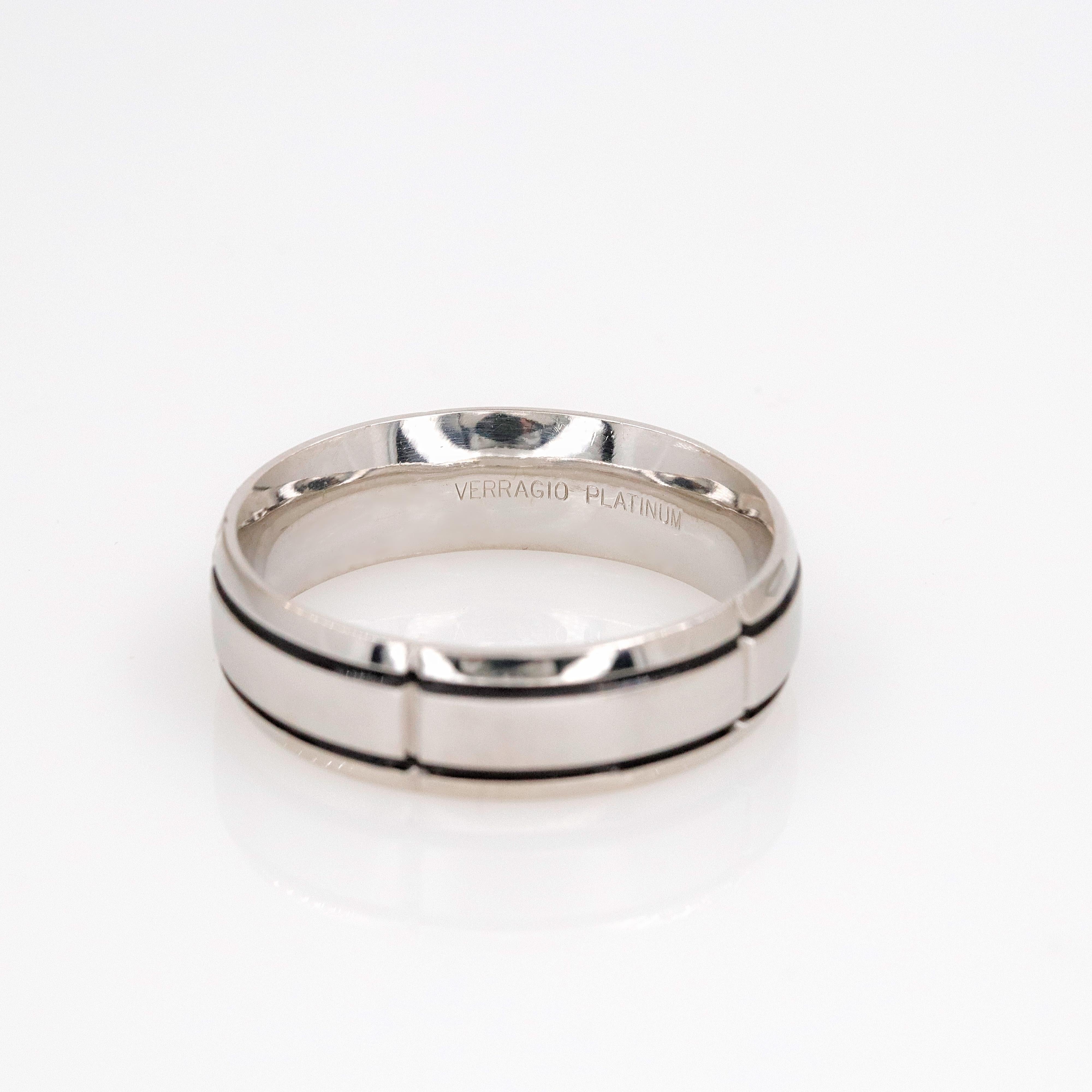 VERRAGIO

Estilo:  Anillo de banda para hombre In-Gauge
Número de ref:  RU-7005
Metal:  Platino
Anchura: 6,76 MM
Materiales:  Platino con relleno de esmalte negro
Hallmark:  