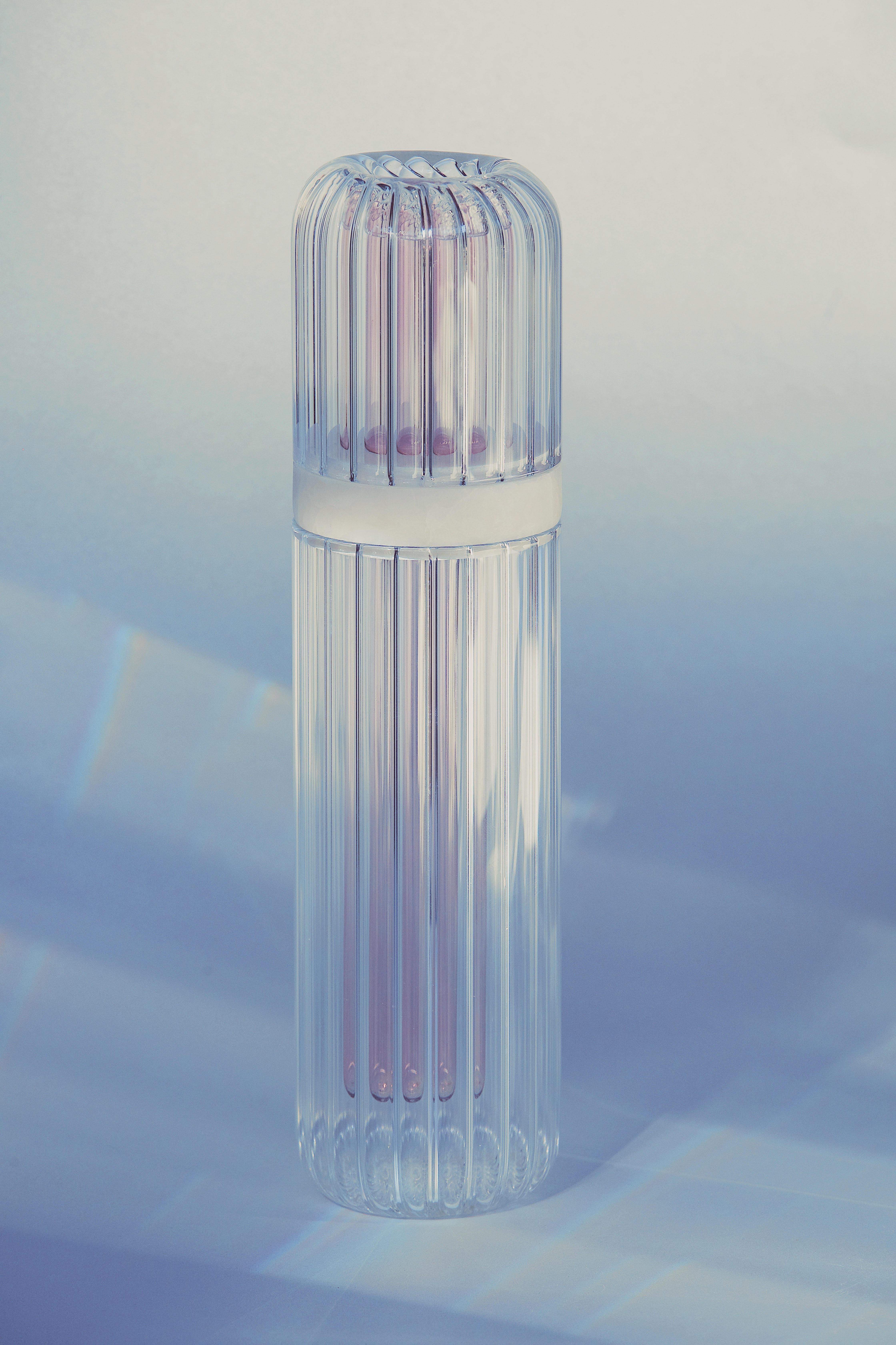 Jarrón de mármol Verre' Raye' de Laboratorio
Dimensiones: Ø 8 x A 30 cm.
Materiales: Vidrio soplado pintado a mano y mármol.

Disponible en mármol y ónice rosa. Los precios pueden variar. Todas nuestras lámparas pueden cablearse según cada país. Si