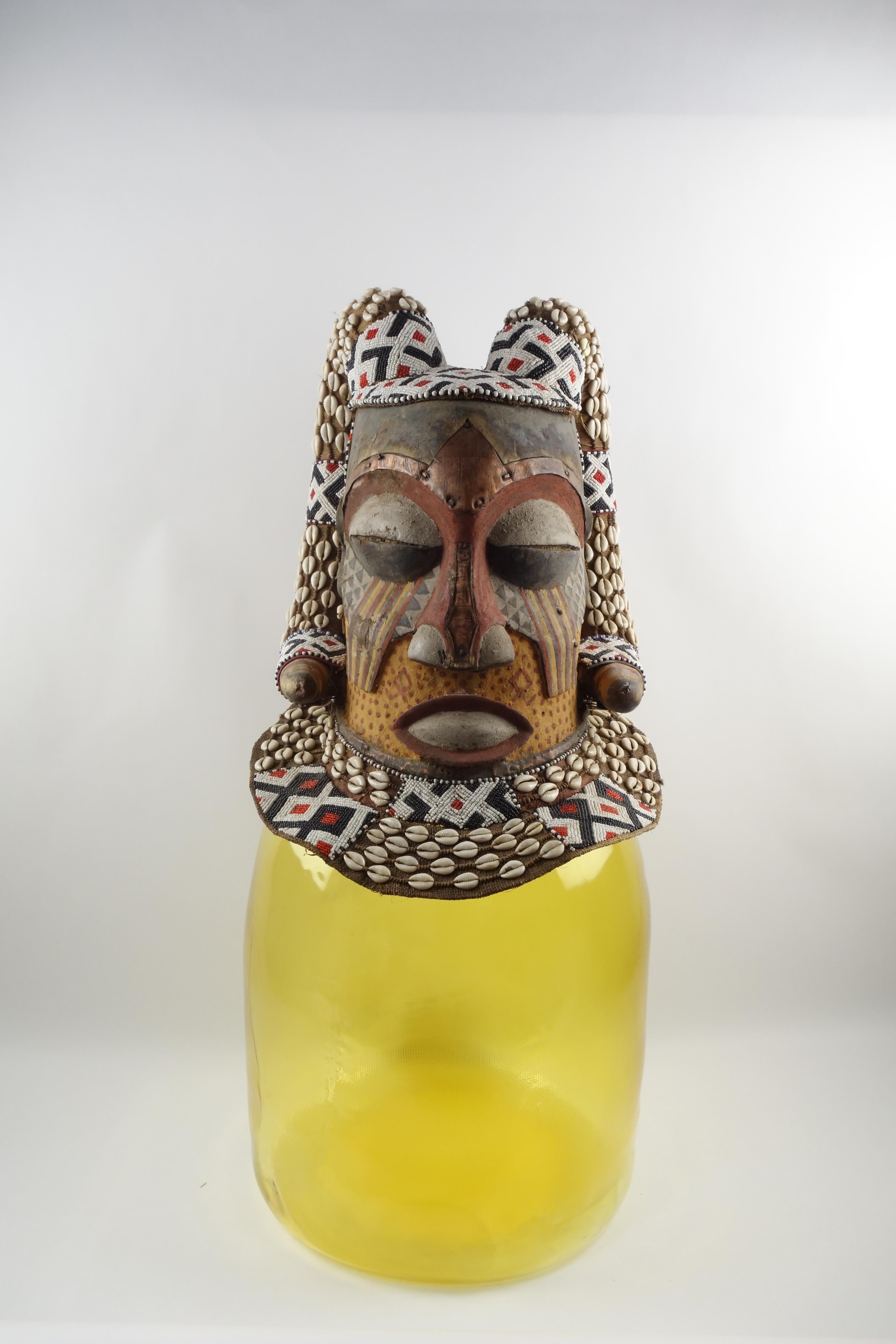 Questo straordinario vaso giallo della designer francese Vanessa Mitrani esemplifica il suo celebre approccio al vetro come materiale vivo e sperimentale. Soffiato a mano direttamente su un'autentica maschera Kuba-Congo del 1975 circa - realizzata